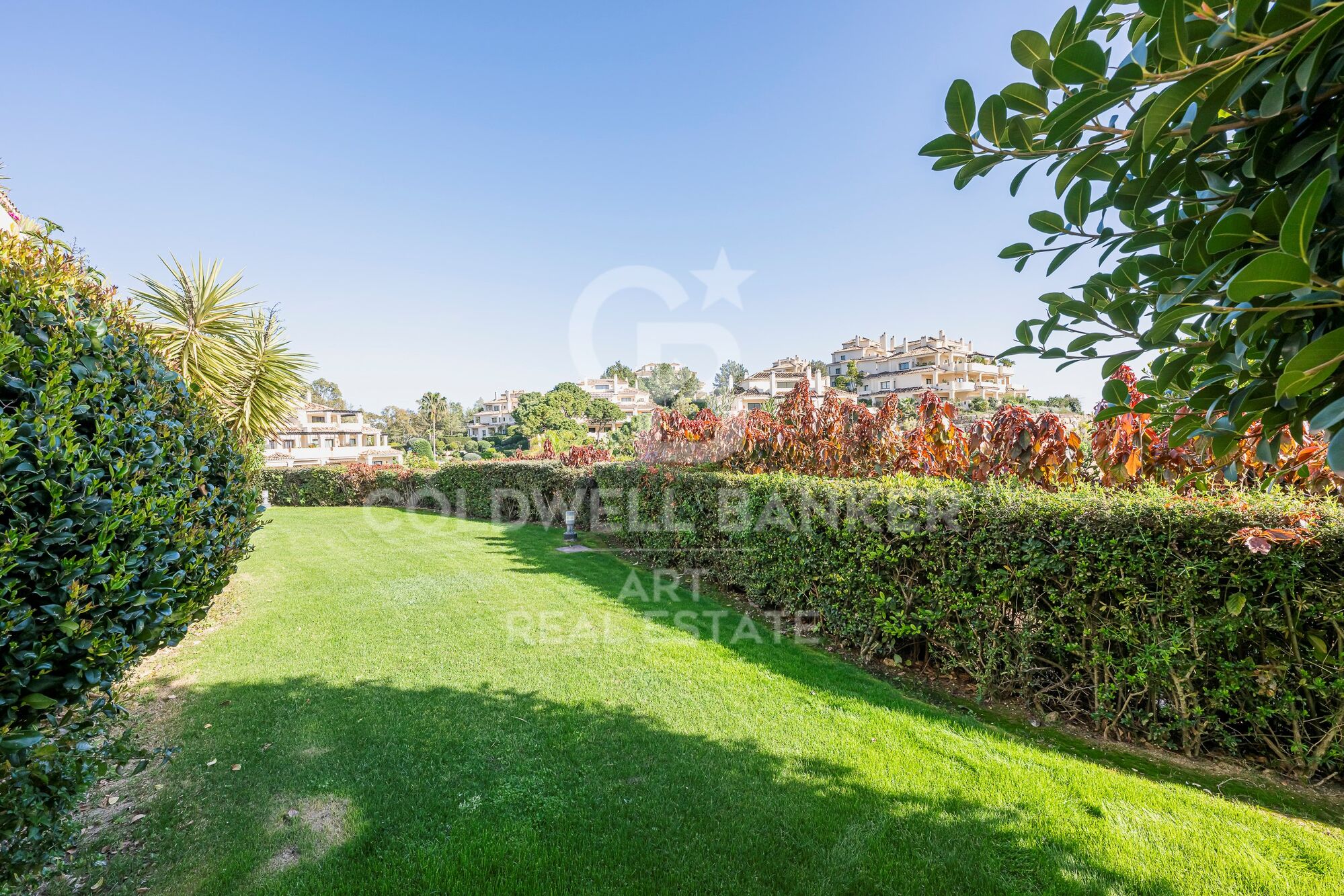Excepcional apartamento con orientación sur y gran potencial de ampliación en Capanes del Golf, Benahavís.