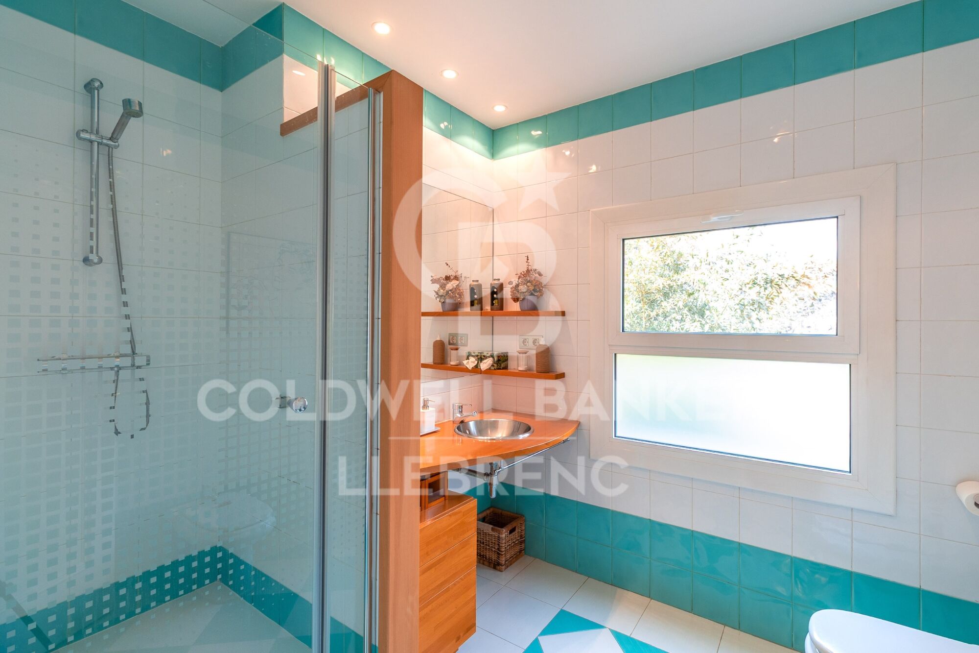 Detached house for sale in Peu de Funicular with garden, just 3 minutes from the funicular and 15 from the centre of Barcelona, surrounded by nature,