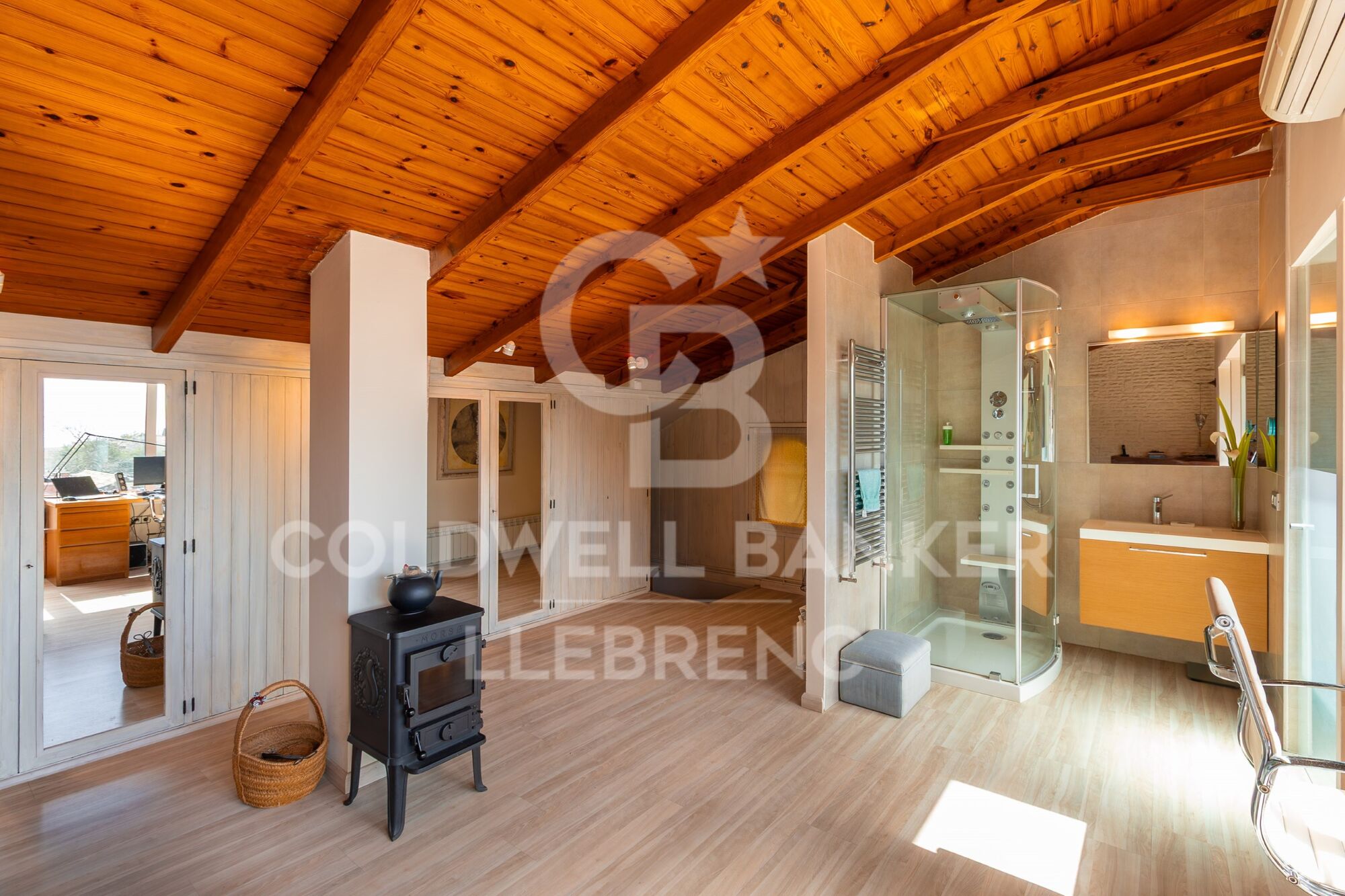 Detached house for sale in Peu de Funicular with garden, just 3 minutes from the funicular and 15 from the centre of Barcelona, surrounded by nature,
