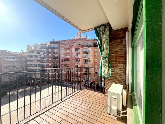 Quinta planta muy luminosa con terraza y orientación sur, en Avenida Josep Tarradellas