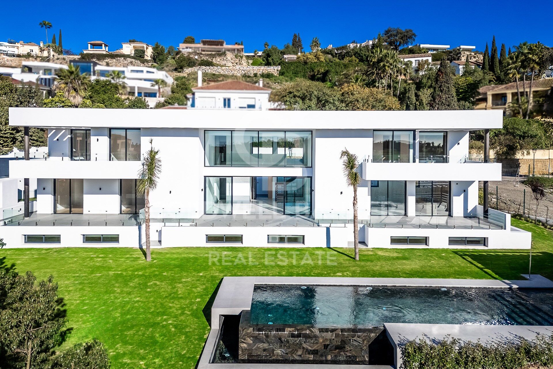 Villa 6 Bedrooms Sale Estepona