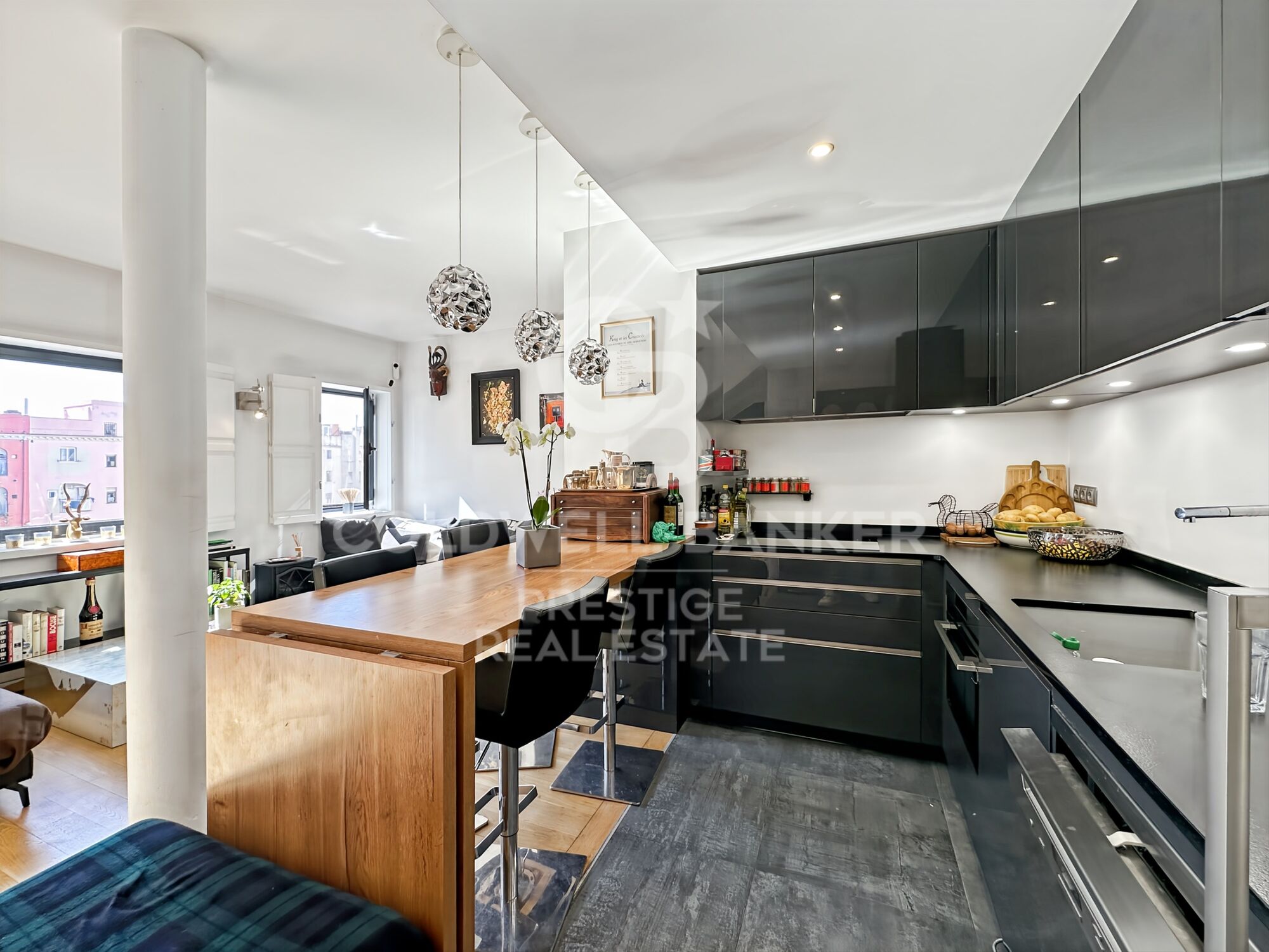 Exclusive penthouse for sale with terrace, and jacuzzi in the heart of Barcelona