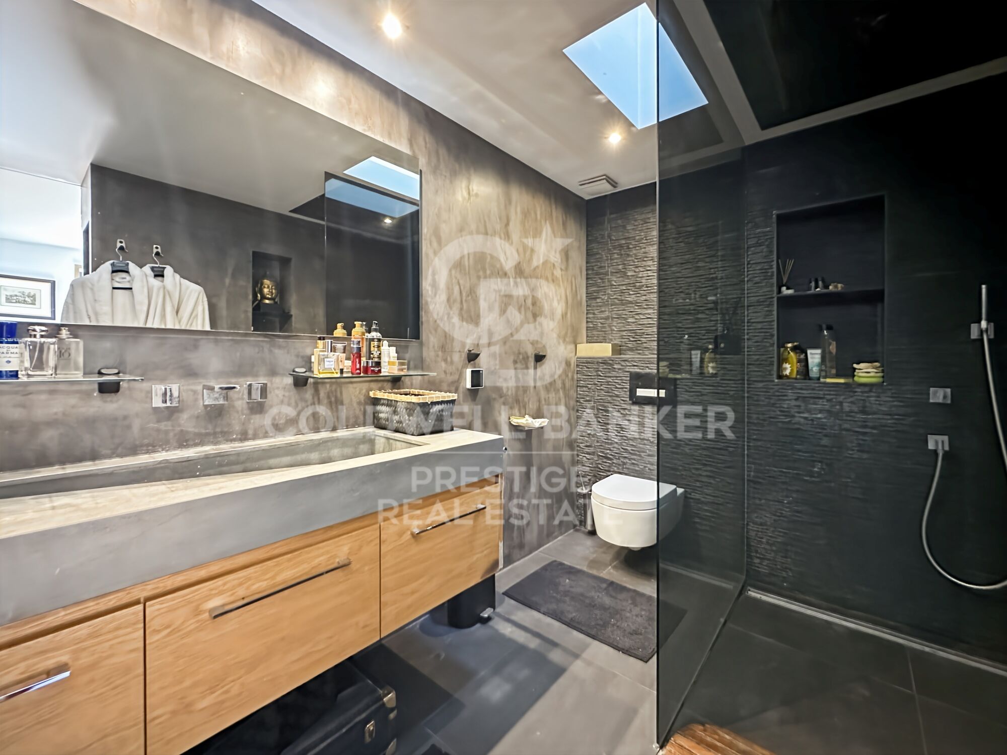 Exclusive penthouse for sale with terrace, and jacuzzi in the heart of Barcelona