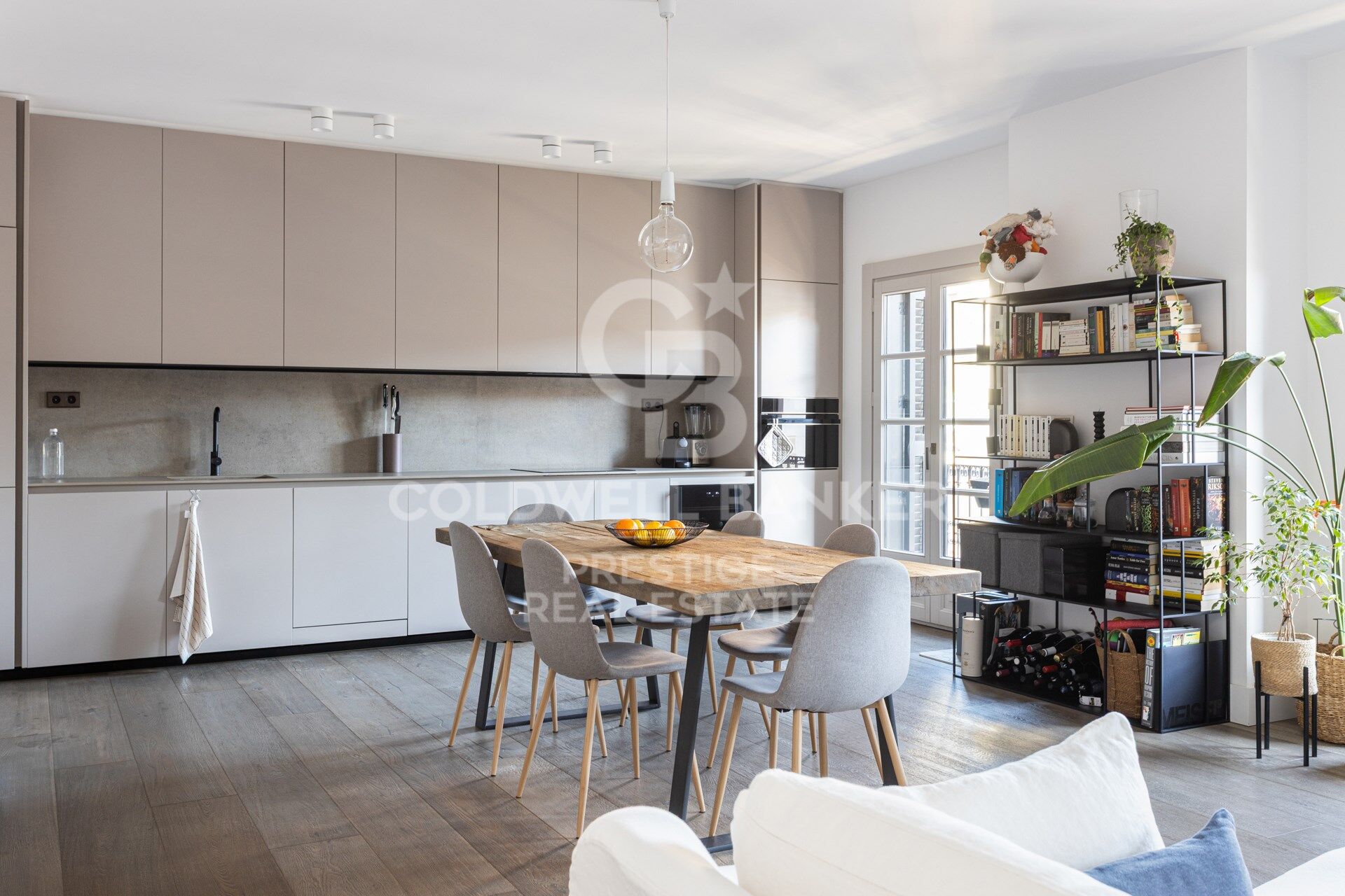 Penthouse neuf avec terrasse privée et 2 places de parking, rue Princesa