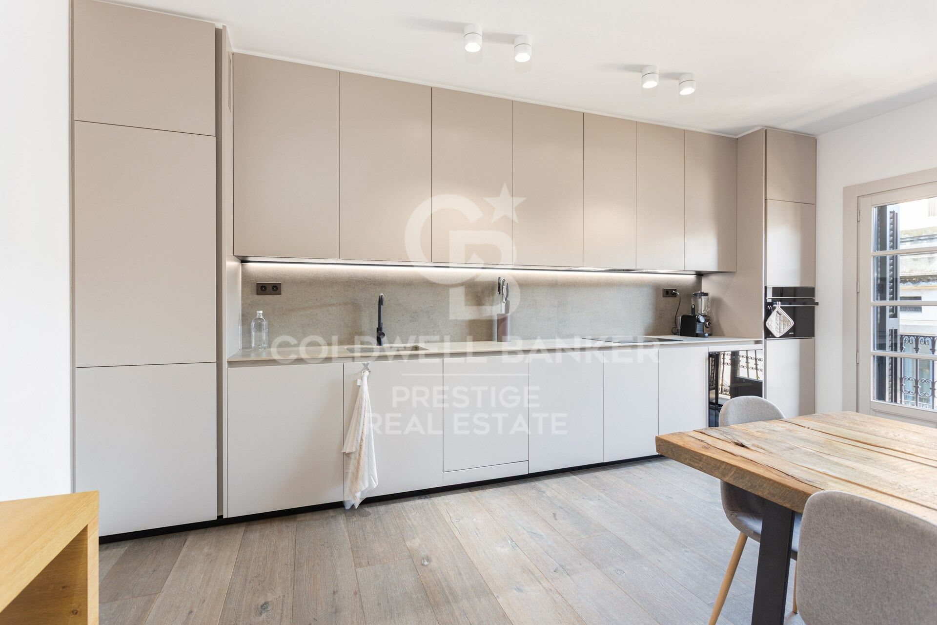 Penthouse neuf avec terrasse privée et 2 places de parking, rue Princesa