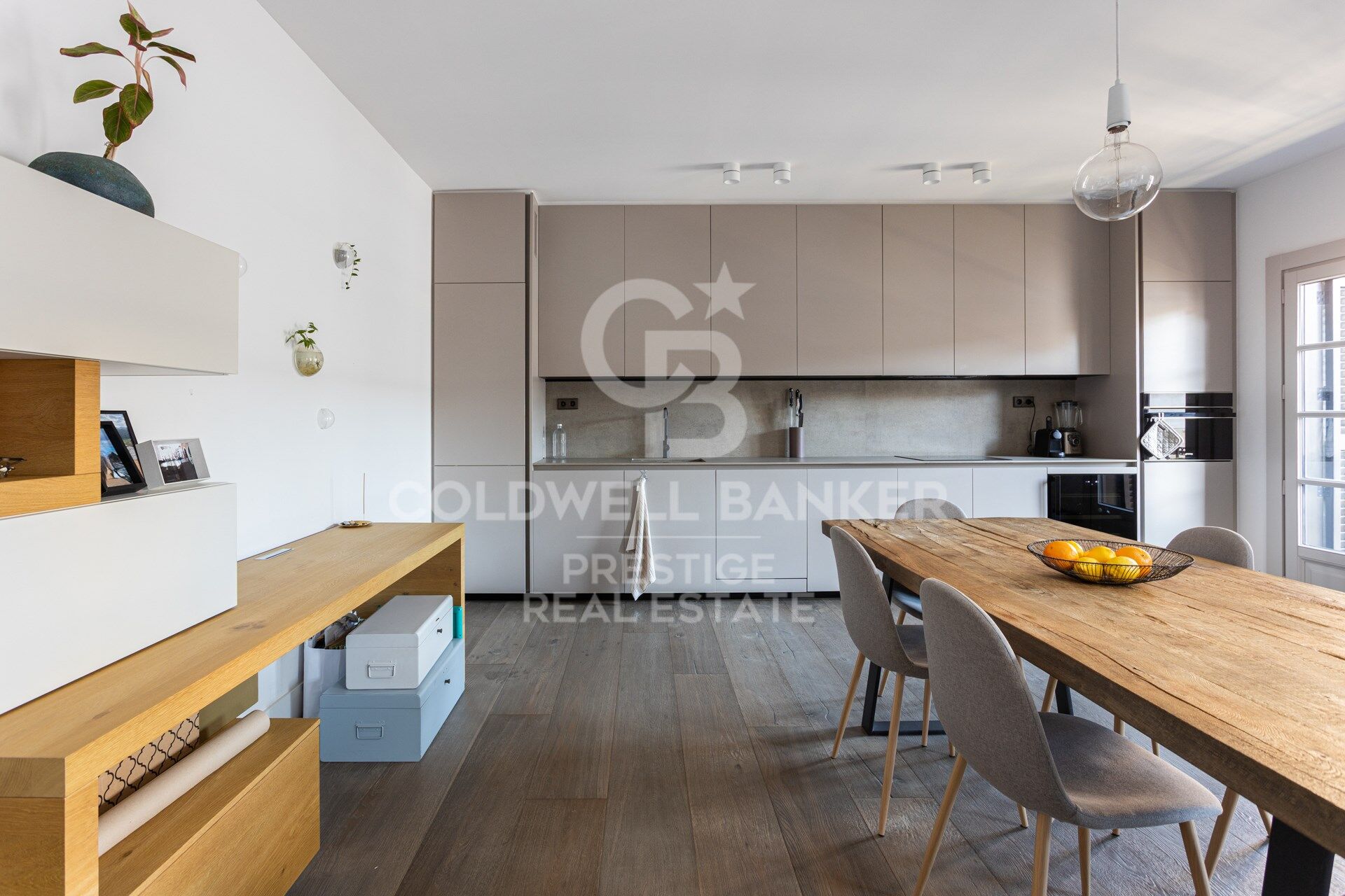 New-build penthouse with a private terrace and 2 parking spaces on Calle Princesa