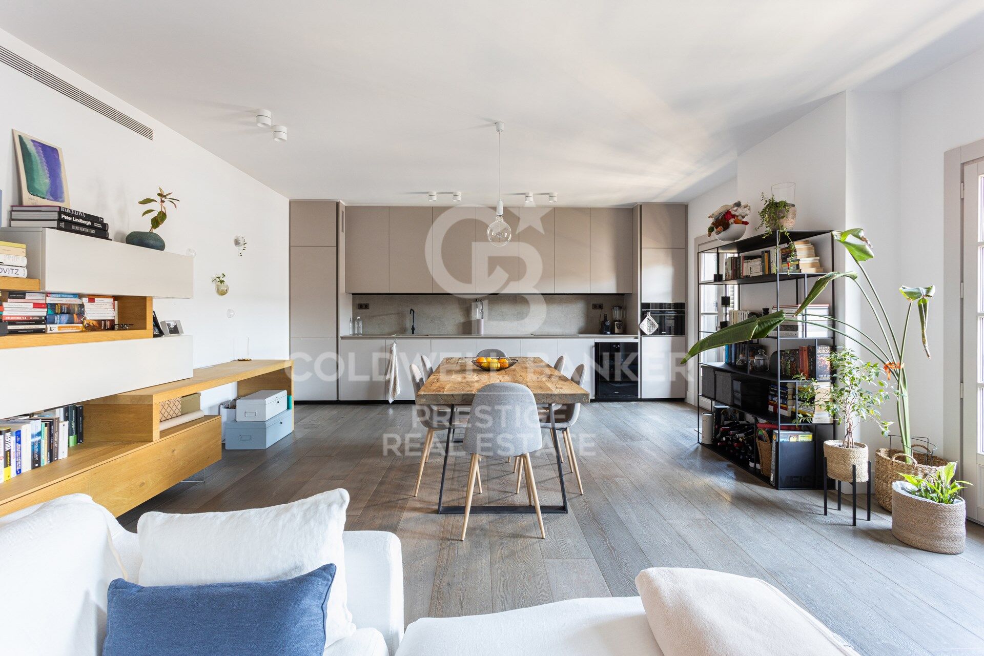 New-build penthouse with a private terrace and 2 parking spaces on Calle Princesa