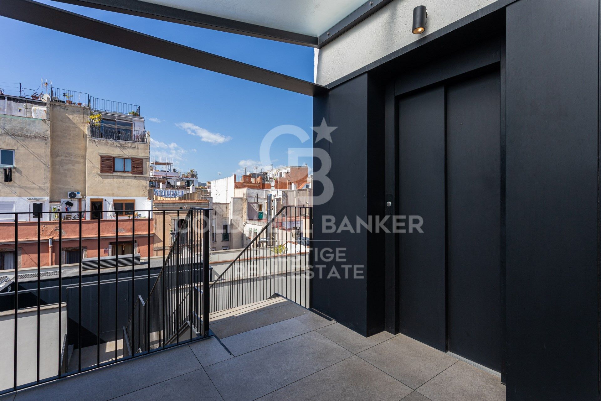 New-build penthouse with a private terrace and 2 parking spaces on Calle Princesa
