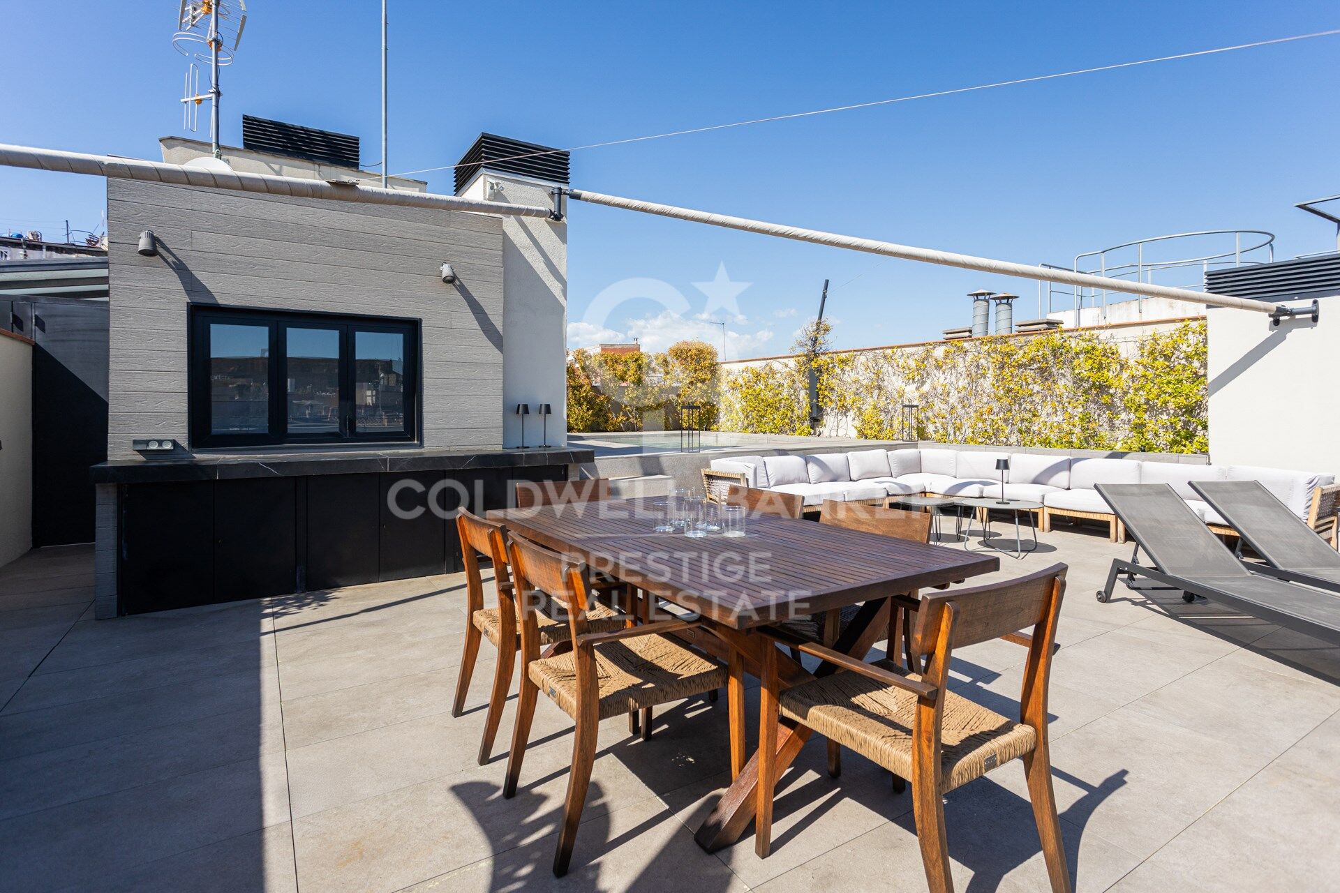 New-build penthouse with a private terrace and 2 parking spaces on Calle Princesa