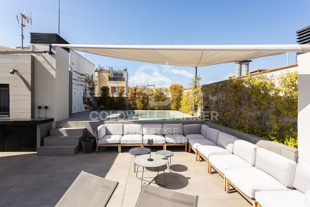 Ático reformado con terraza privada y 2 parkings en Calle Princesa