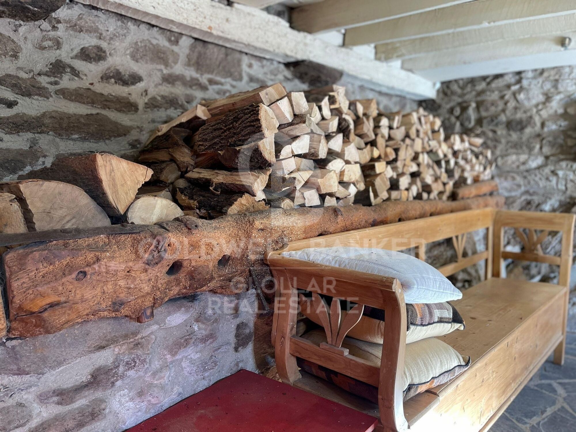 Charming 18th-century ceretana farmhouse renovated in Targassonne