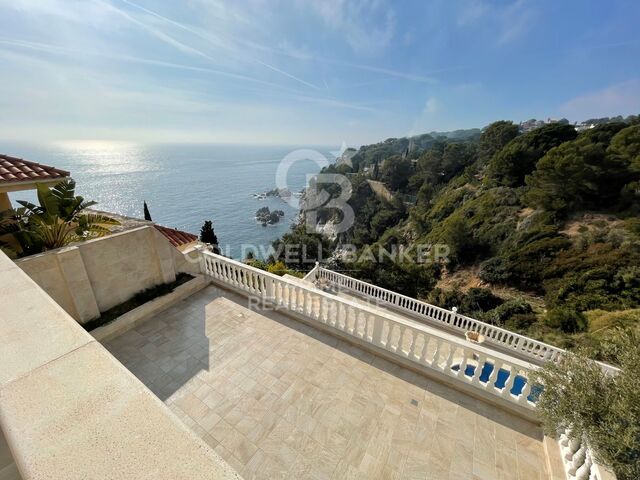 Elegant villa with swimming pool and panoramic sea views in Lloret de Mar