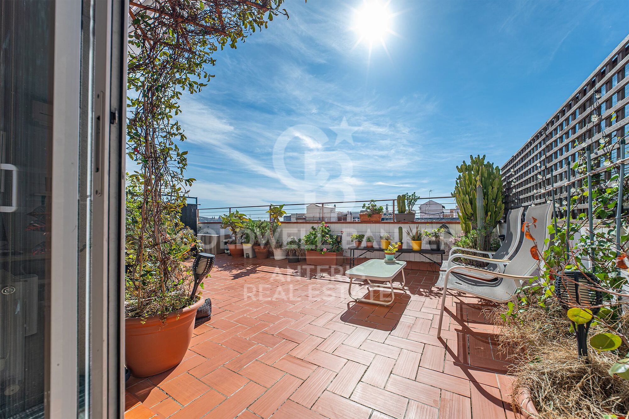 Bright penthouse with a terrace next to Francesc Macià