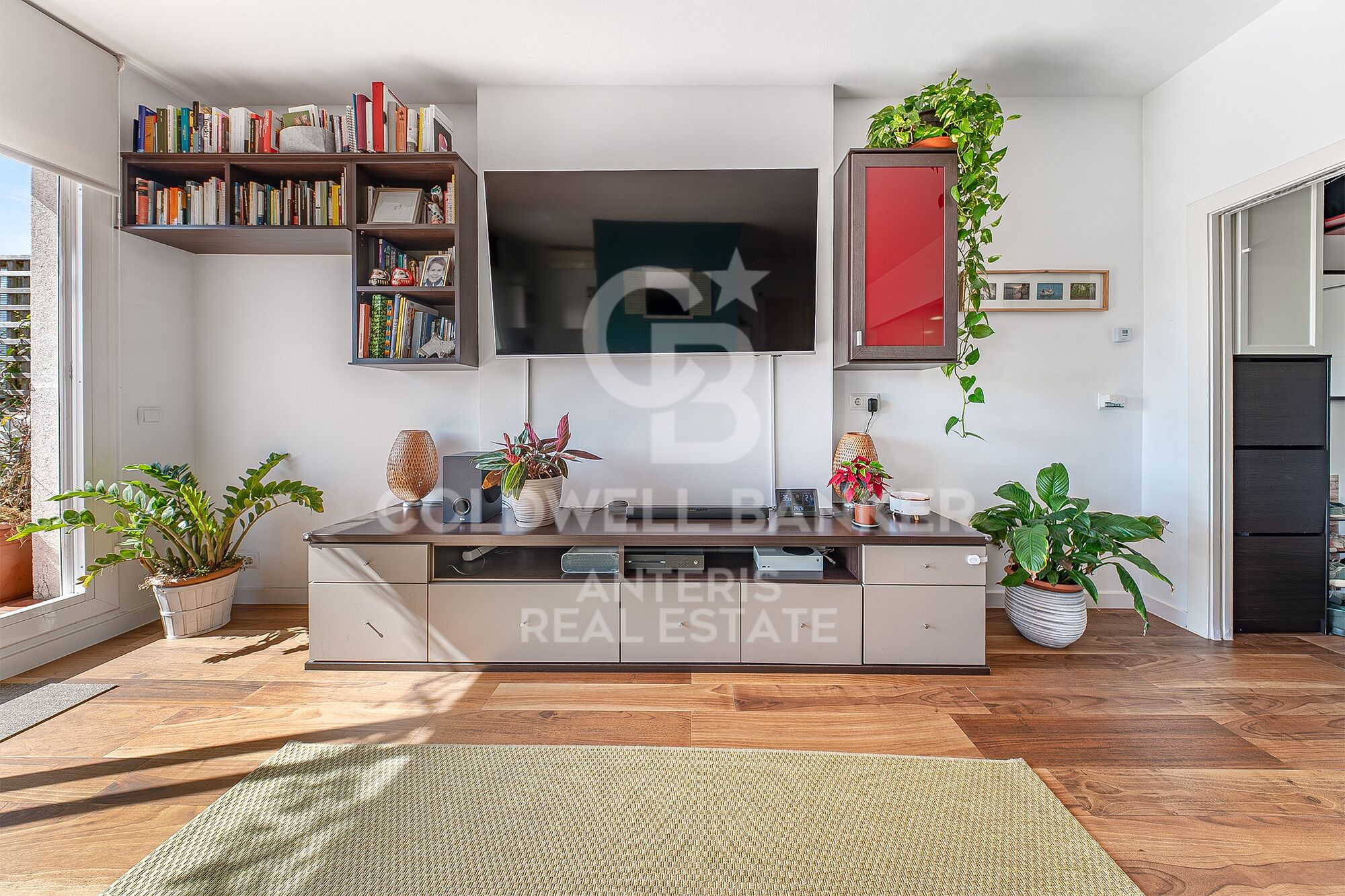 Bright penthouse with a terrace next to Francesc Macià