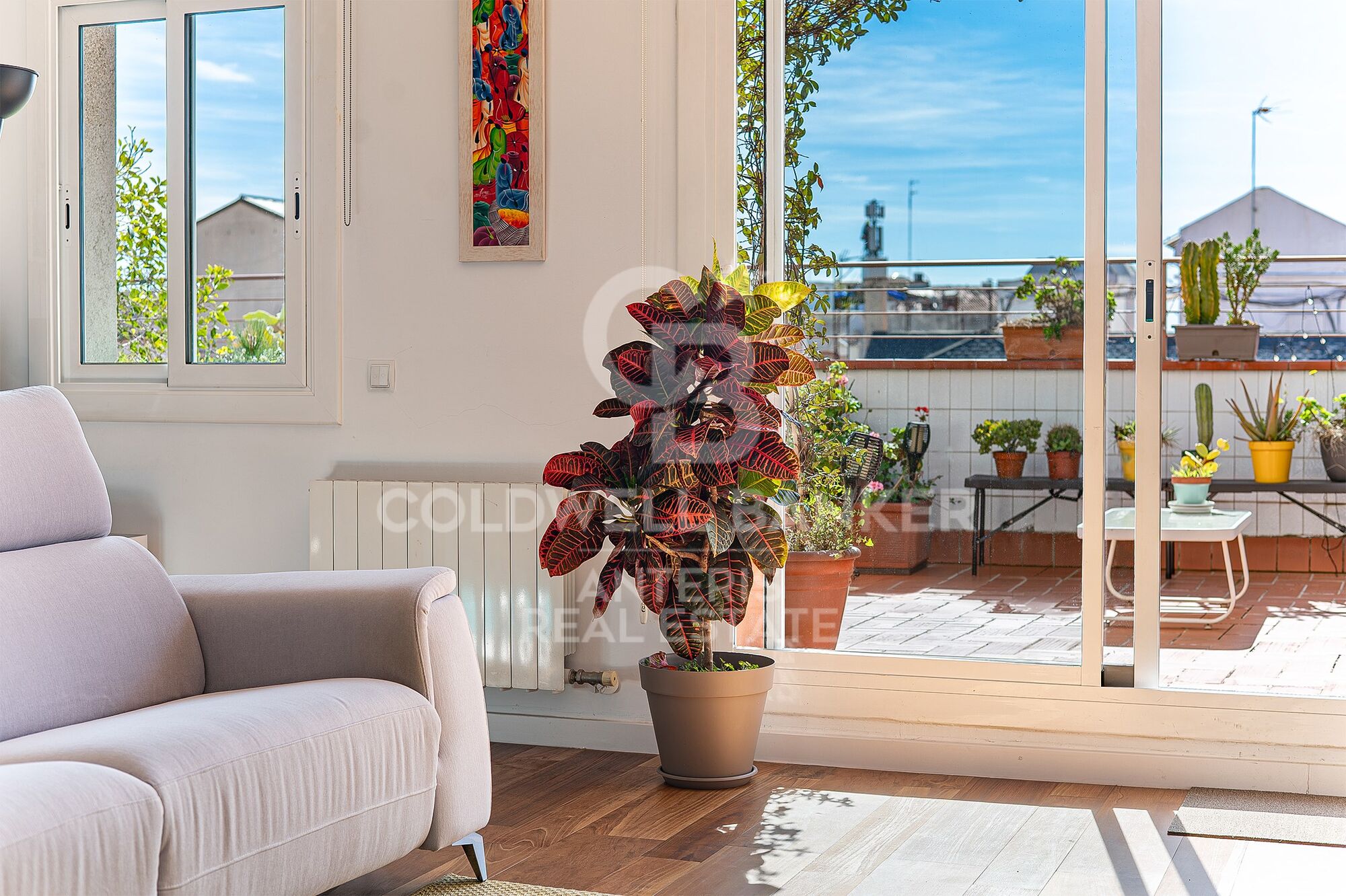 Bright penthouse with a terrace next to Francesc Macià