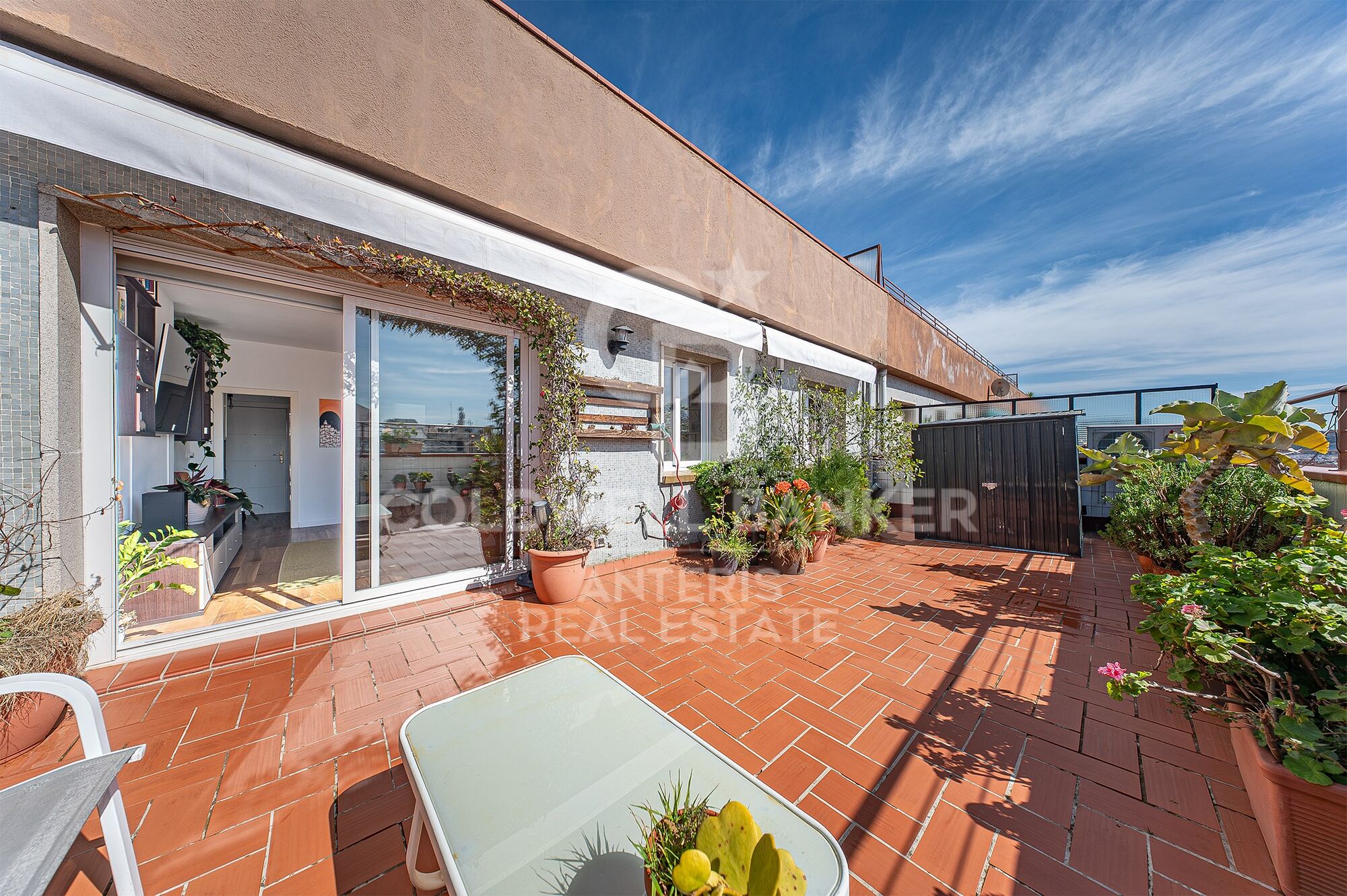 Bright penthouse with a terrace next to Francesc Macià