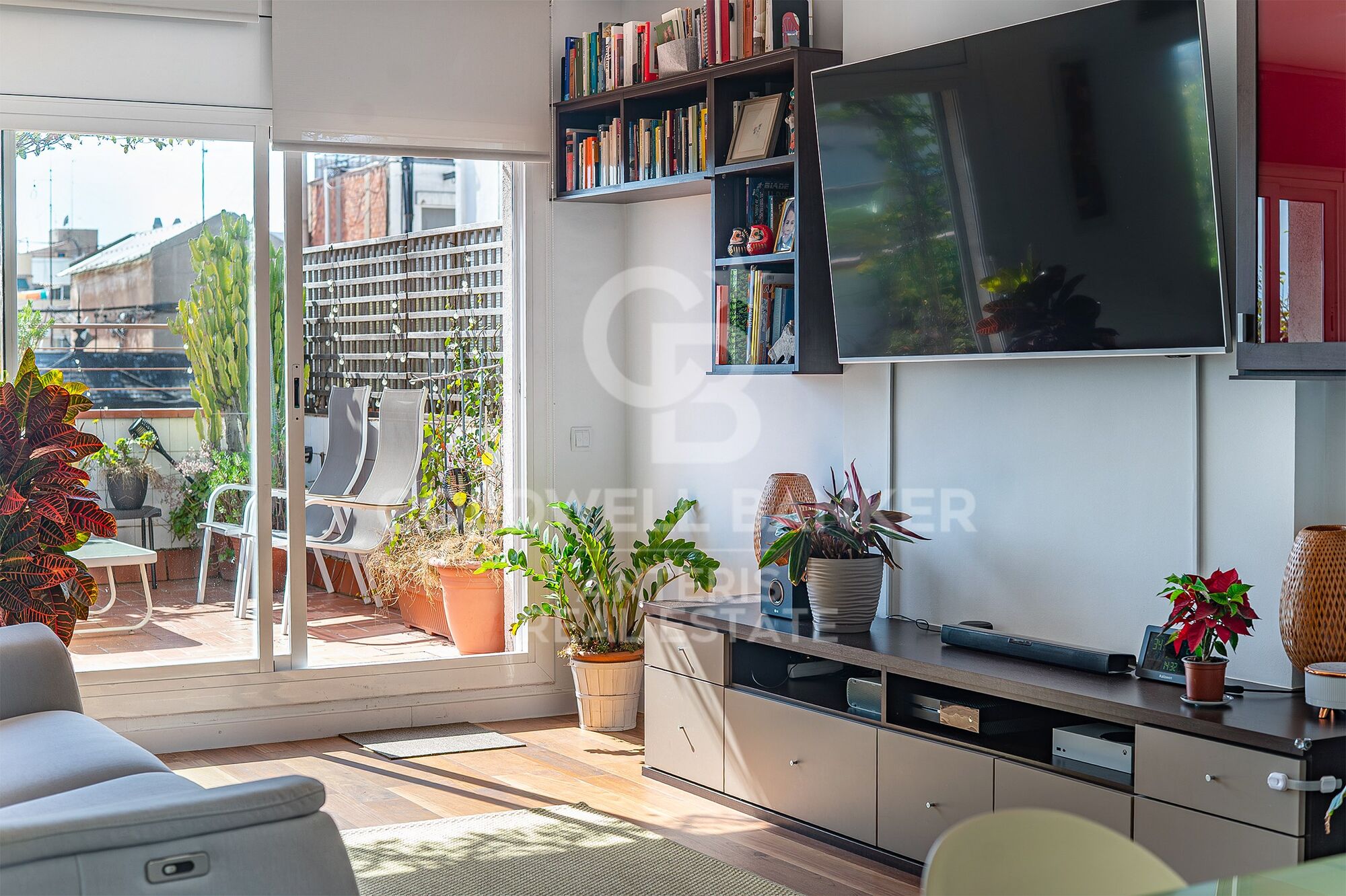 Bright penthouse with a terrace next to Francesc Macià