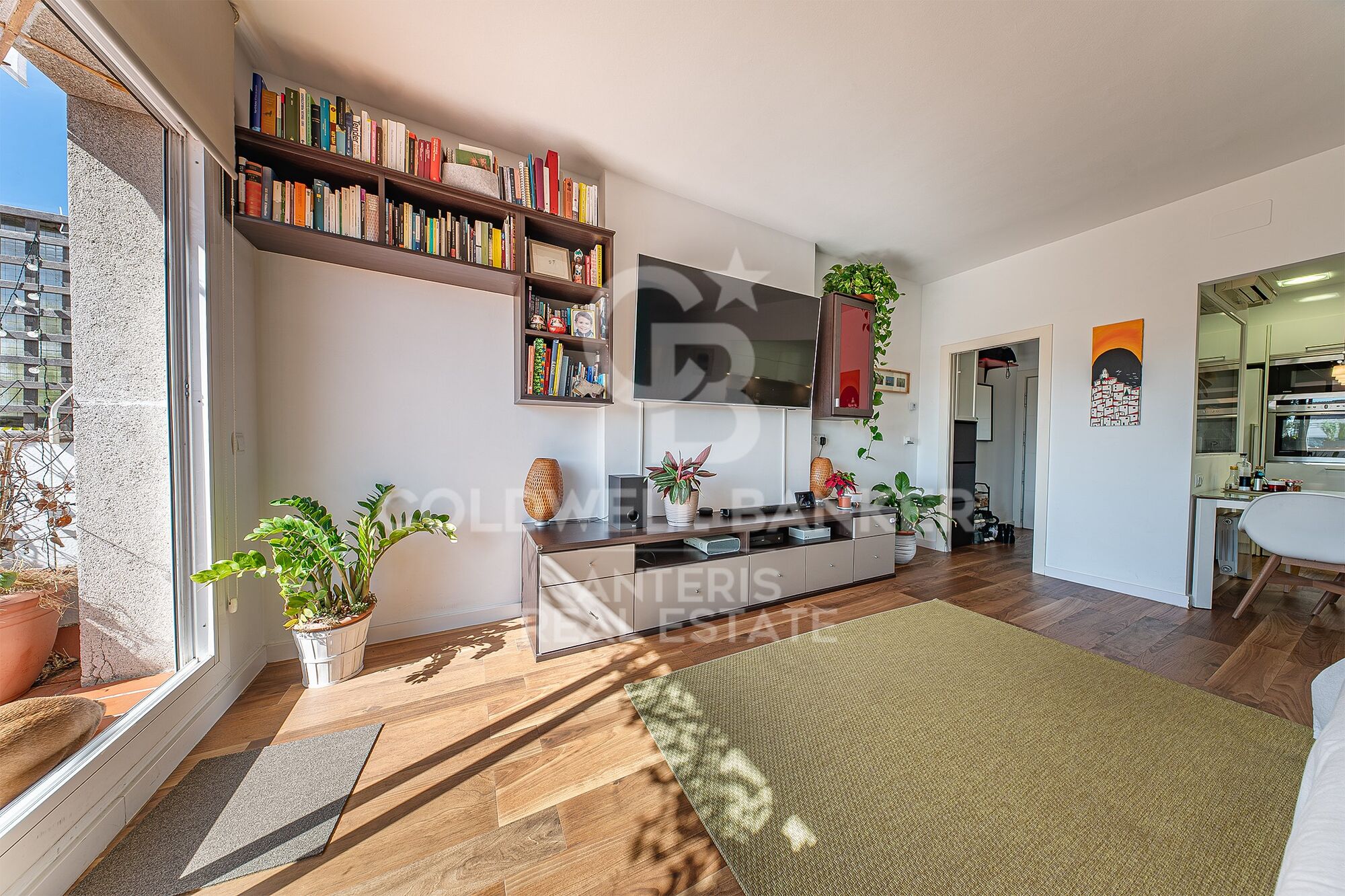 Bright penthouse with a terrace next to Francesc Macià