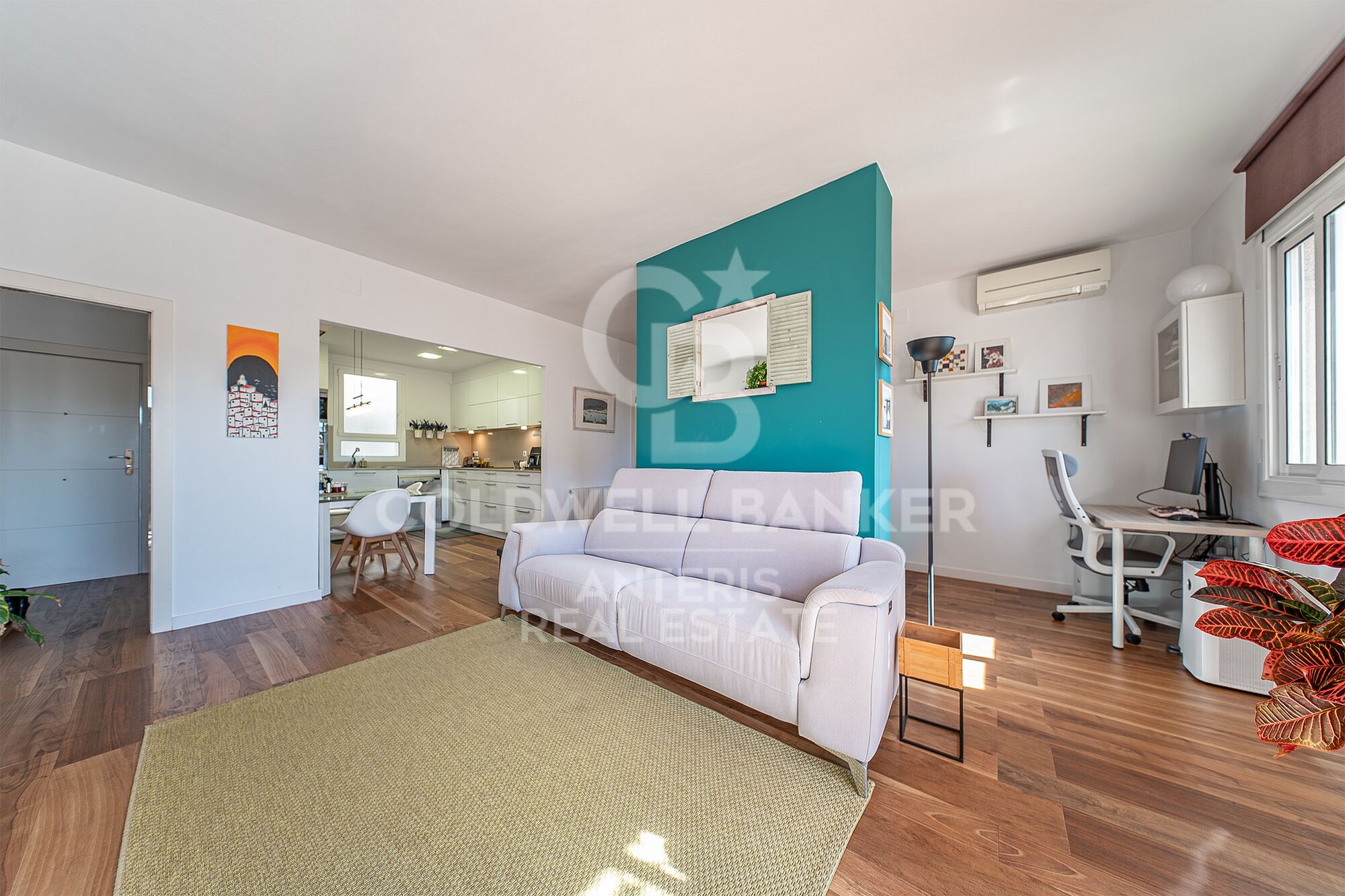 Bright penthouse with a terrace next to Francesc Macià