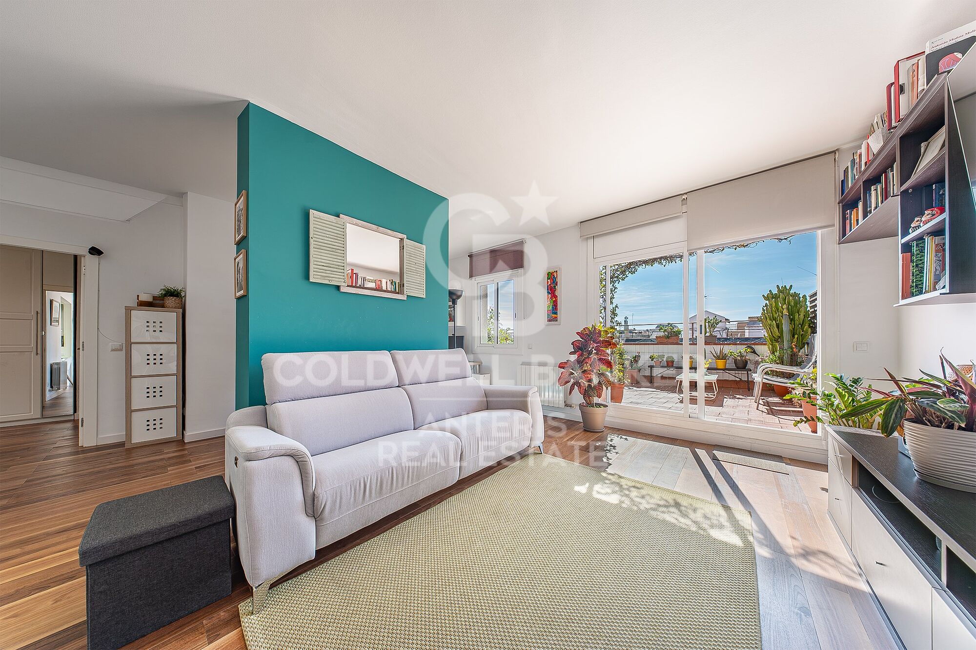 Bright penthouse with a terrace next to Francesc Macià