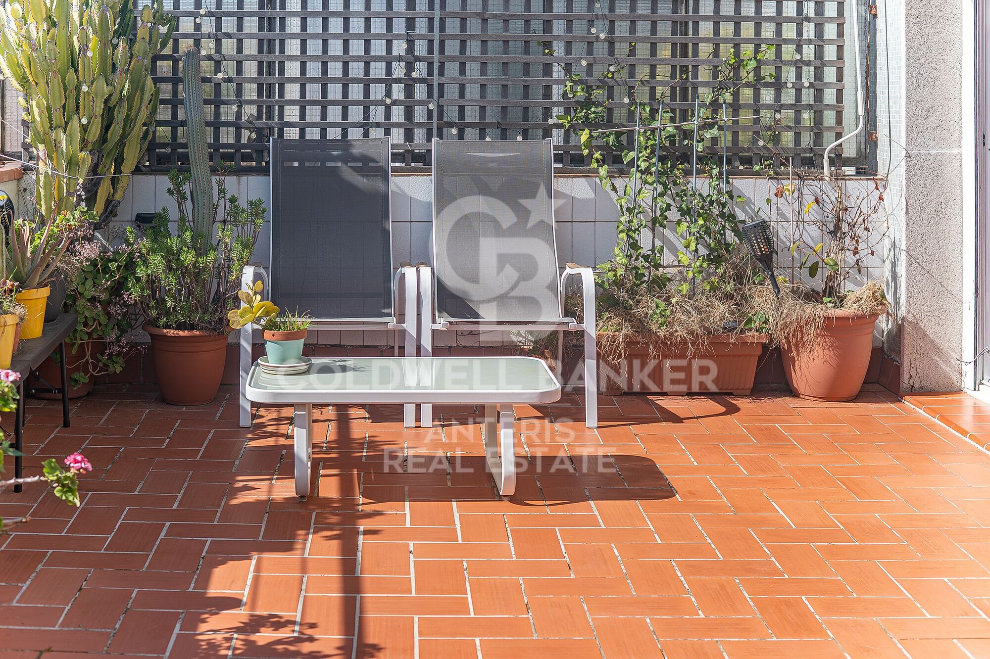 Bright penthouse with a terrace next to Francesc Macià