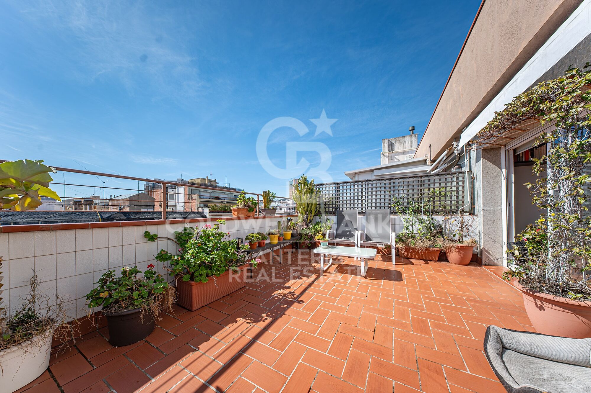 Bright penthouse with a terrace next to Francesc Macià