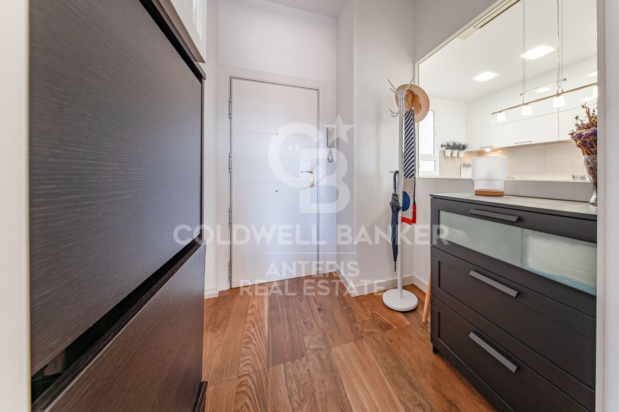 Bright penthouse with a terrace next to Francesc Macià