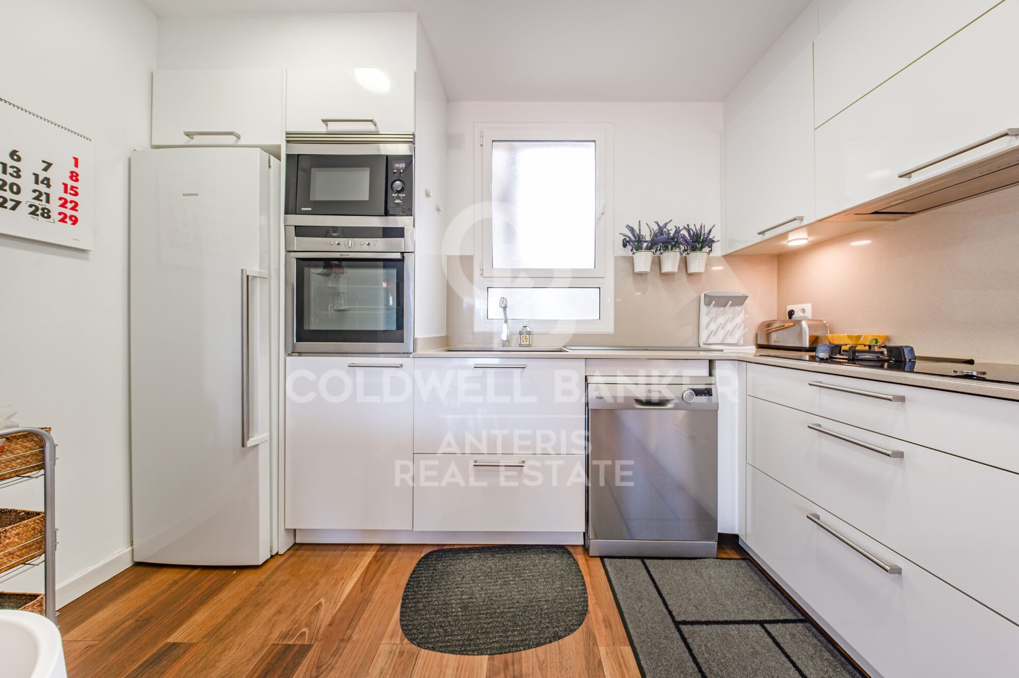 Bright penthouse with a terrace next to Francesc Macià