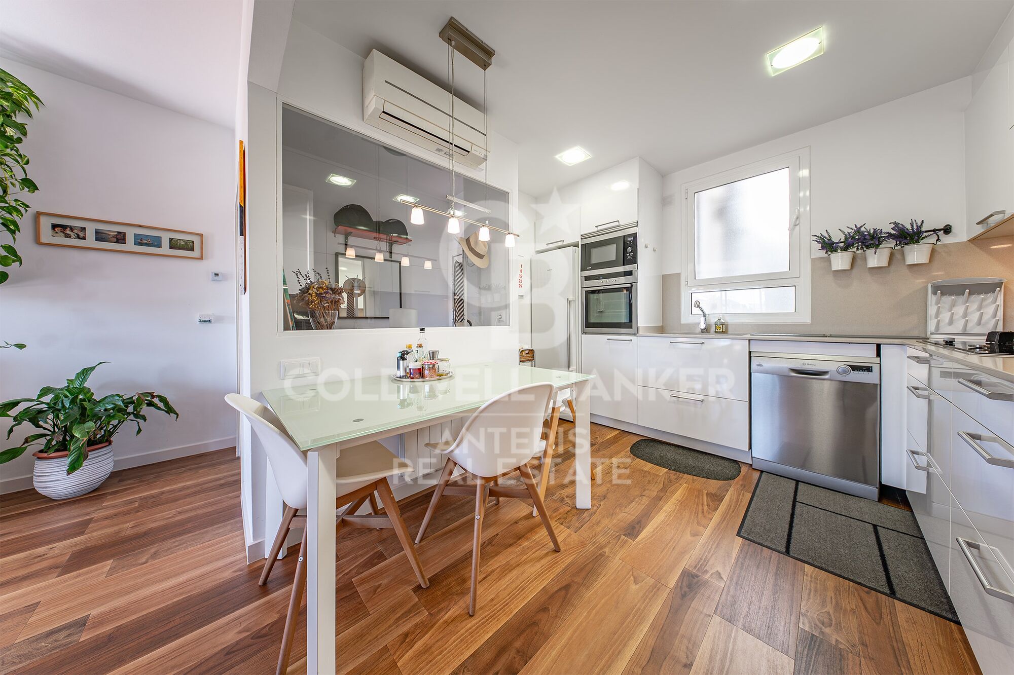 Bright penthouse with a terrace next to Francesc Macià