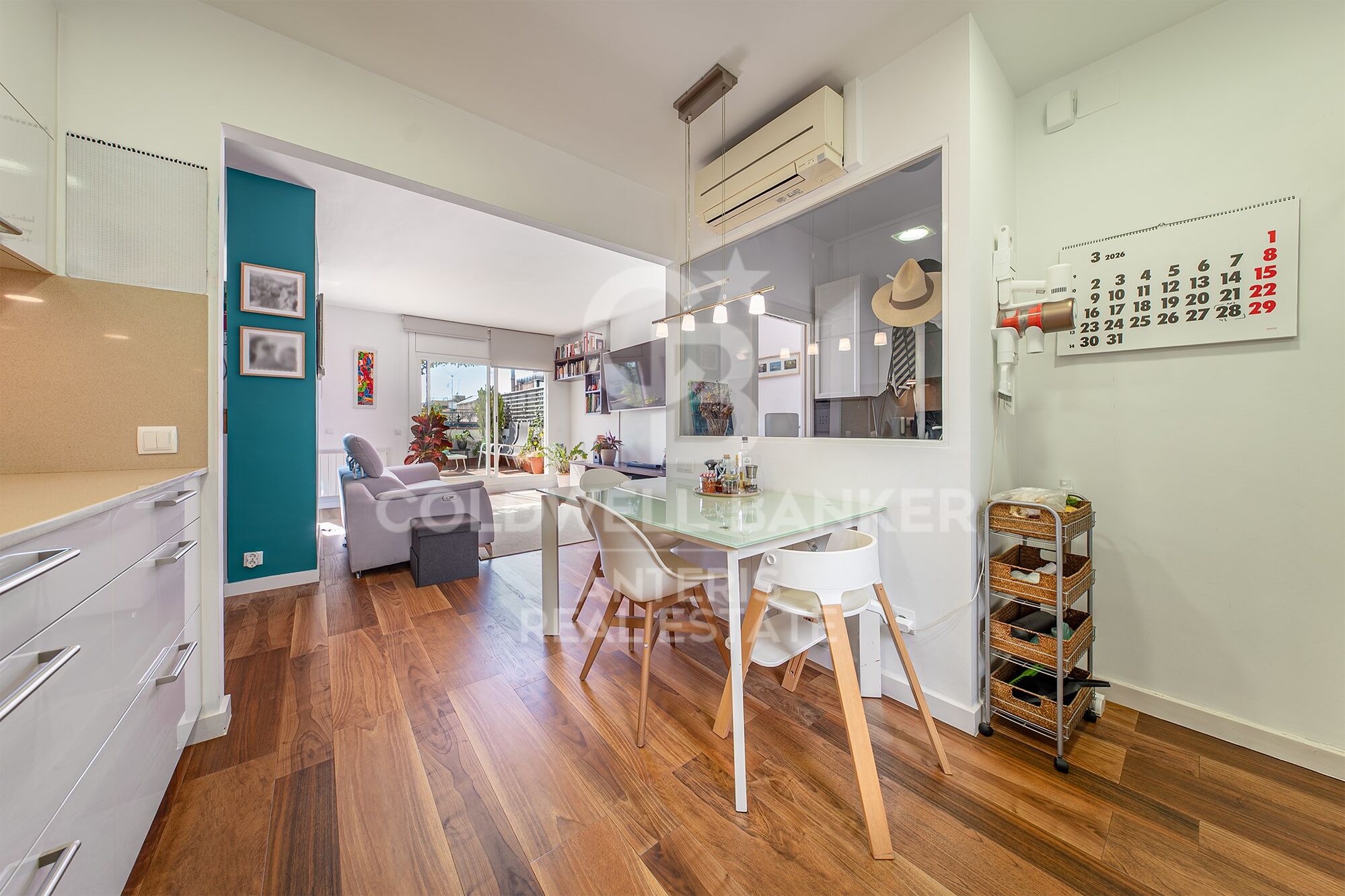 Bright penthouse with a terrace next to Francesc Macià