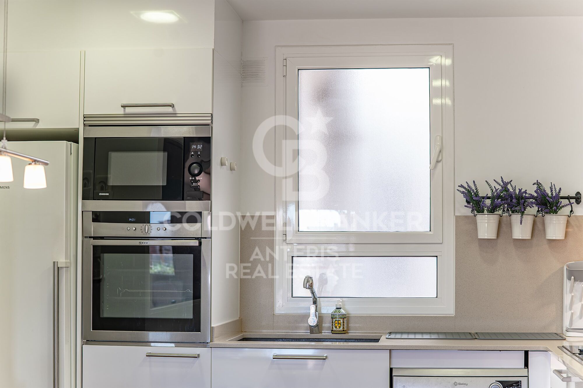 Bright penthouse with a terrace next to Francesc Macià