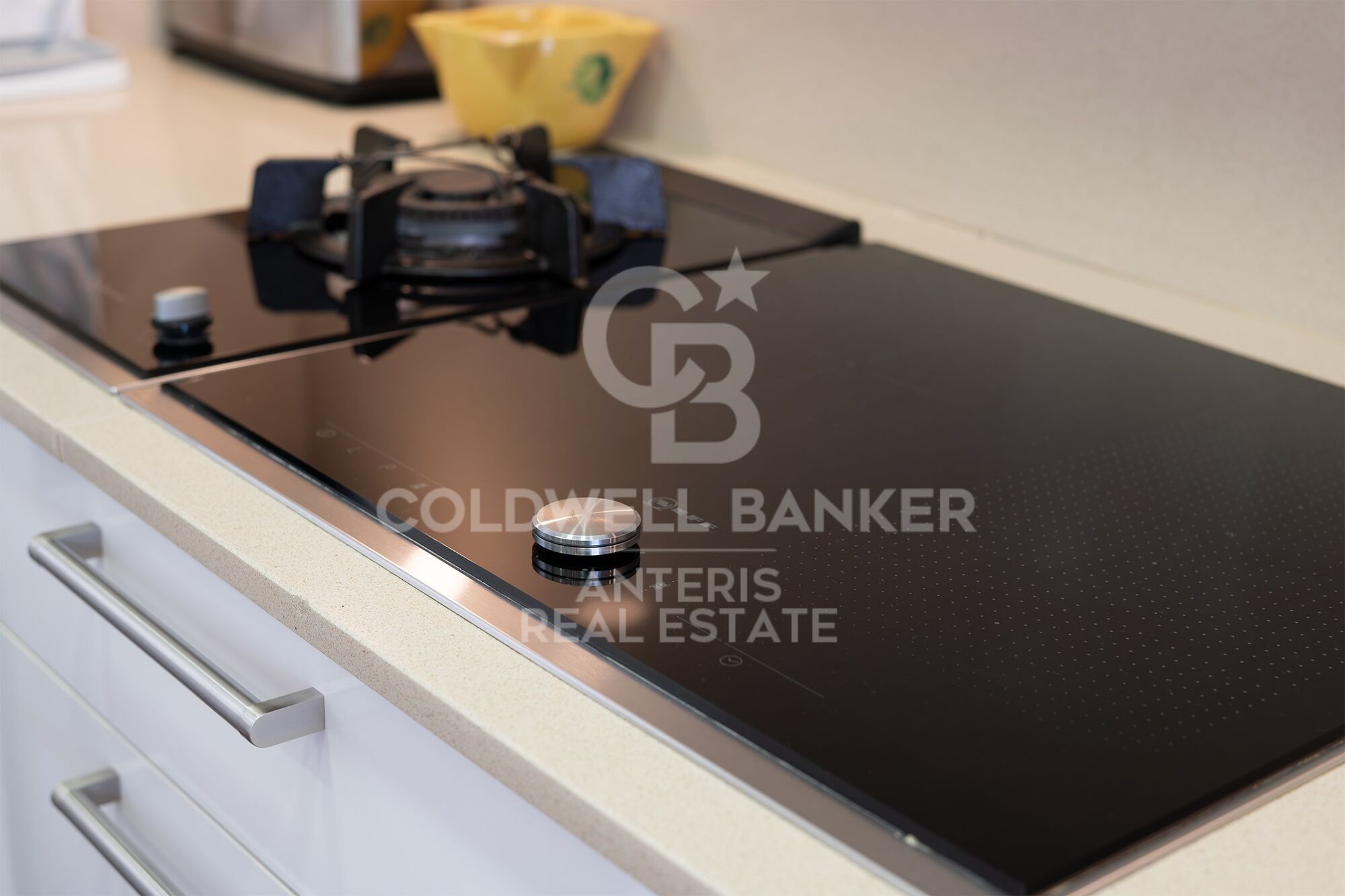 Bright penthouse with a terrace next to Francesc Macià