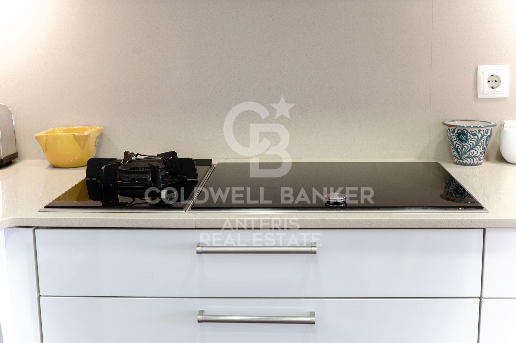 Bright penthouse with a terrace next to Francesc Macià