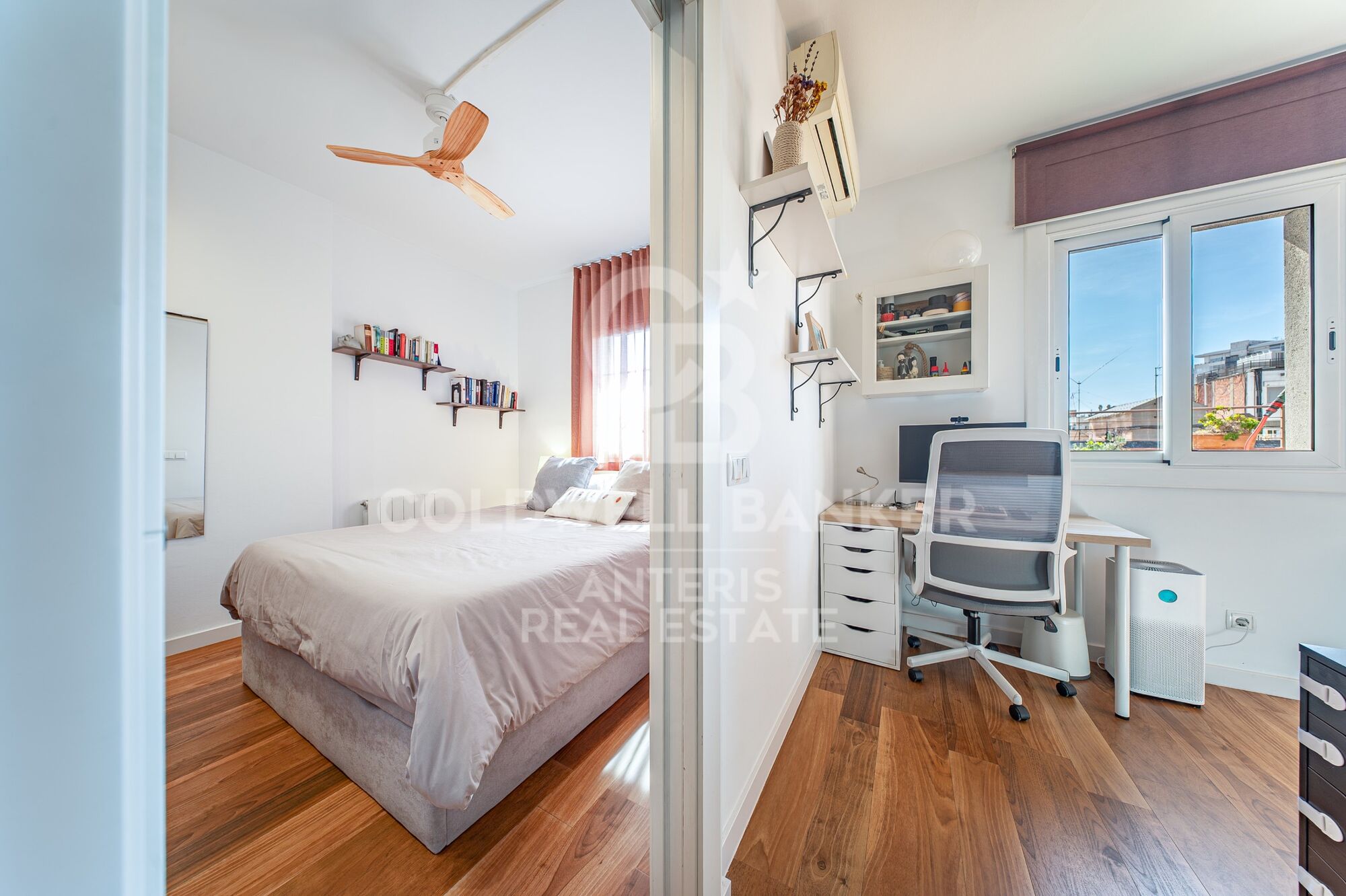 Bright penthouse with a terrace next to Francesc Macià