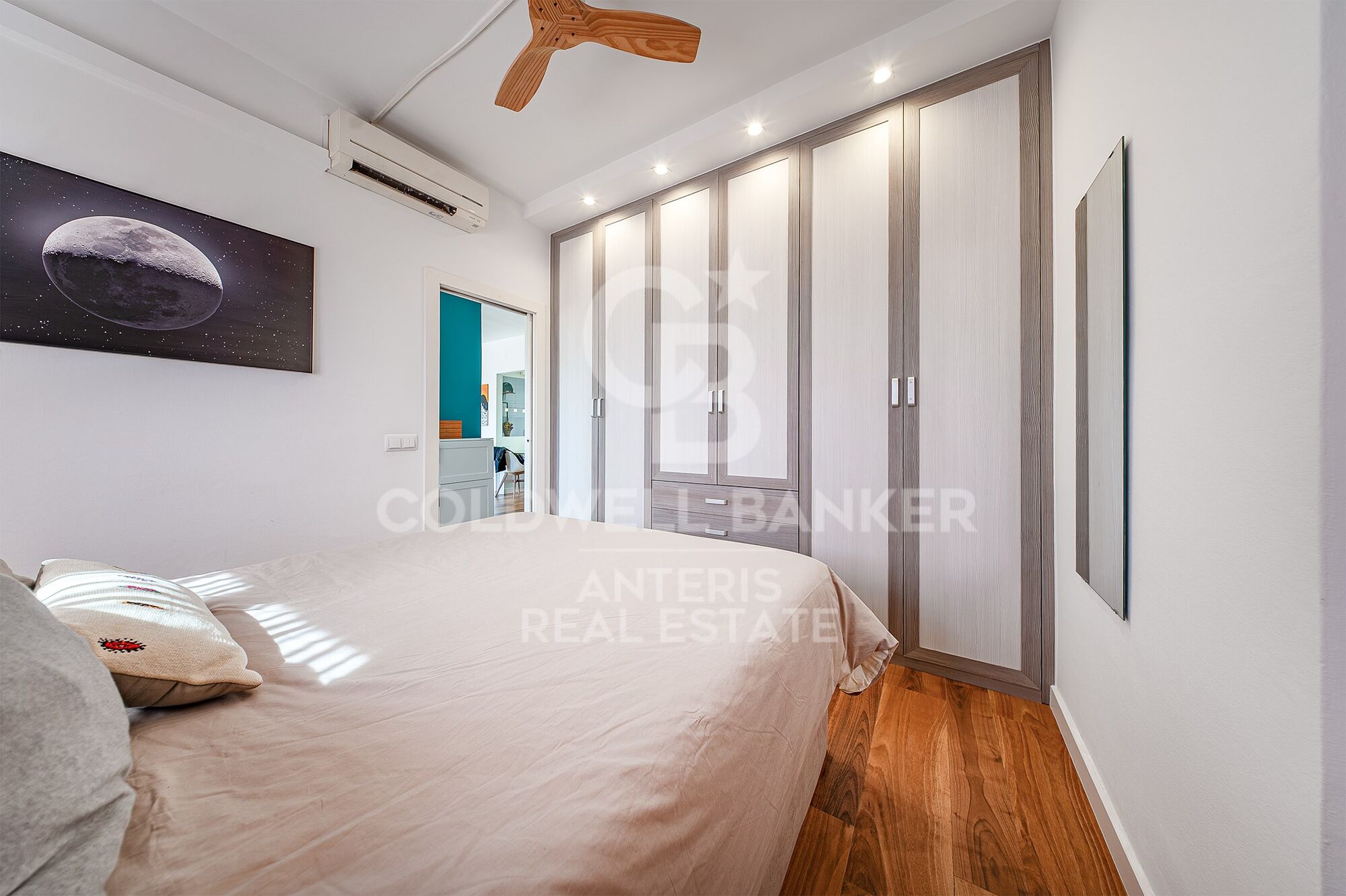 Bright penthouse with a terrace next to Francesc Macià