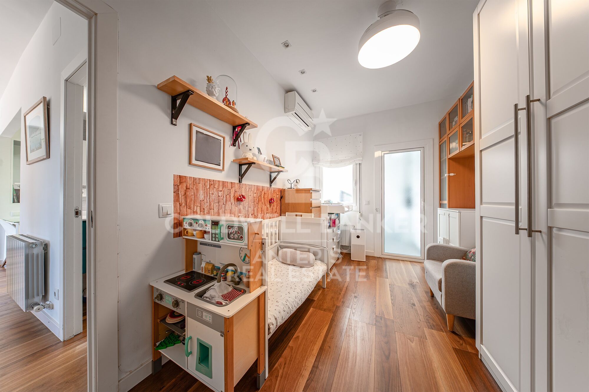 Bright penthouse with a terrace next to Francesc Macià