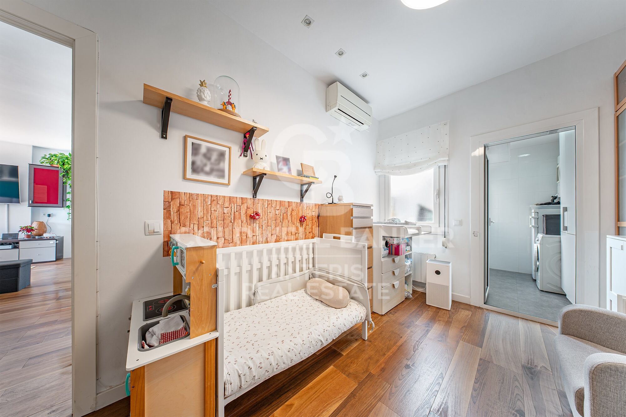 Bright penthouse with a terrace next to Francesc Macià