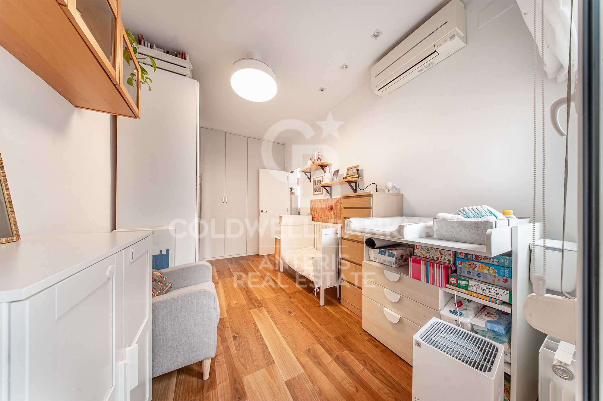 Bright penthouse with a terrace next to Francesc Macià