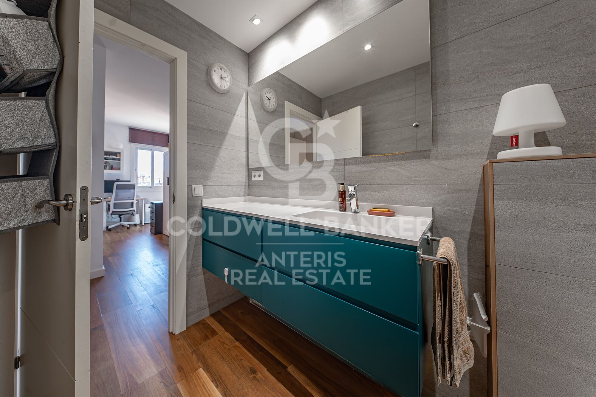 Bright penthouse with a terrace next to Francesc Macià