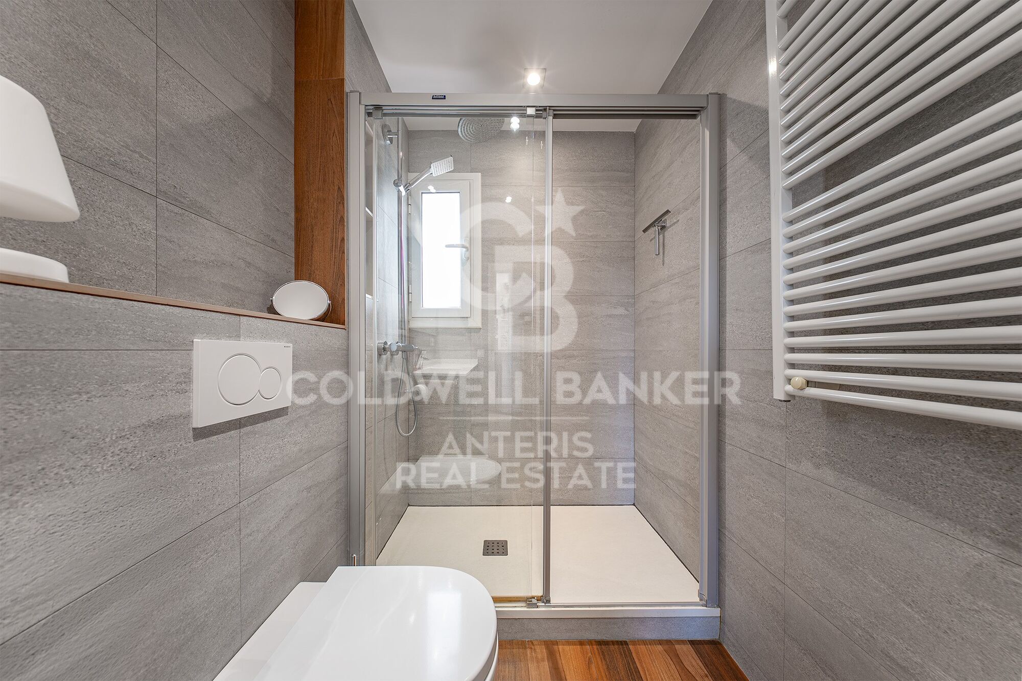 Bright penthouse with a terrace next to Francesc Macià