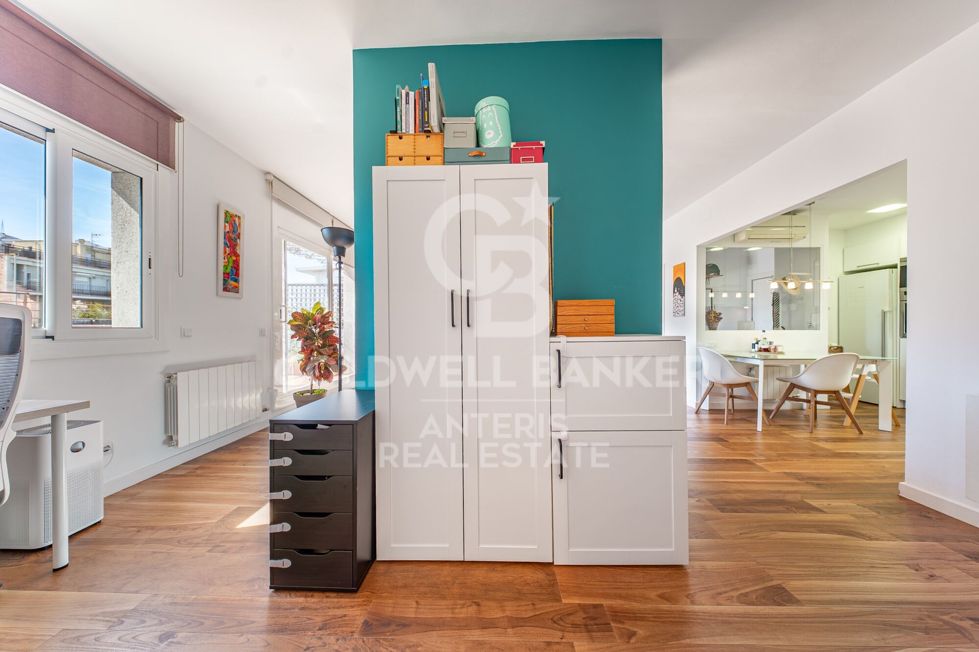 Bright penthouse with a terrace next to Francesc Macià