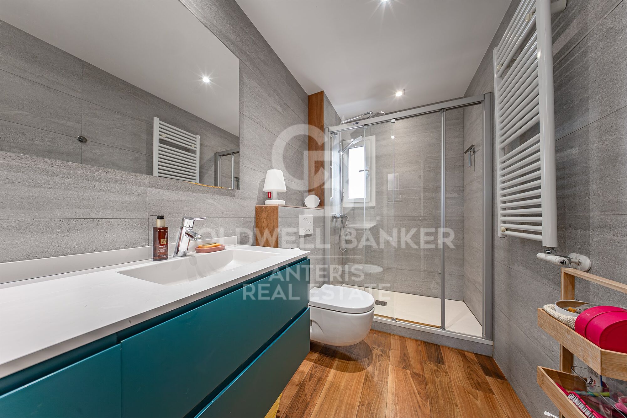 Bright penthouse with a terrace next to Francesc Macià