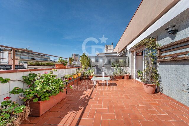 Bright penthouse with a terrace next to Francesc Macià
