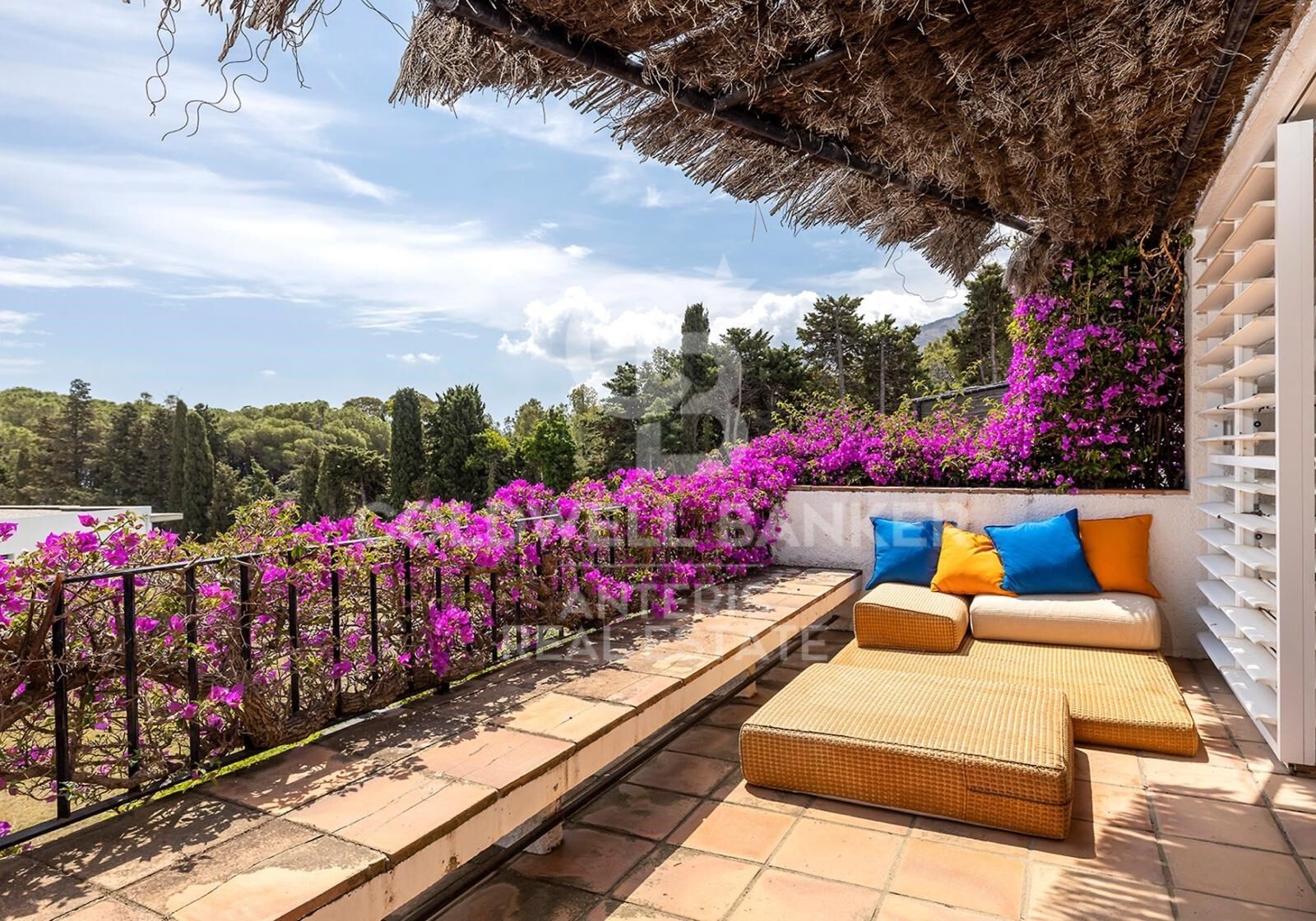 Three detached houses with a tennis court, located less than 100 meters from the beach