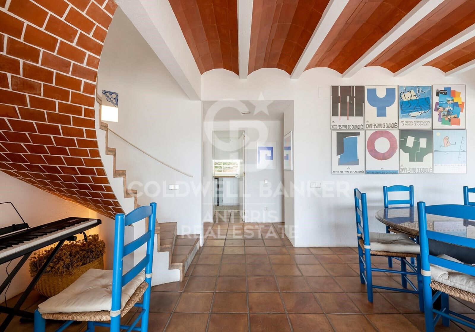 Three detached houses with a tennis court, located less than 100 meters from the beach