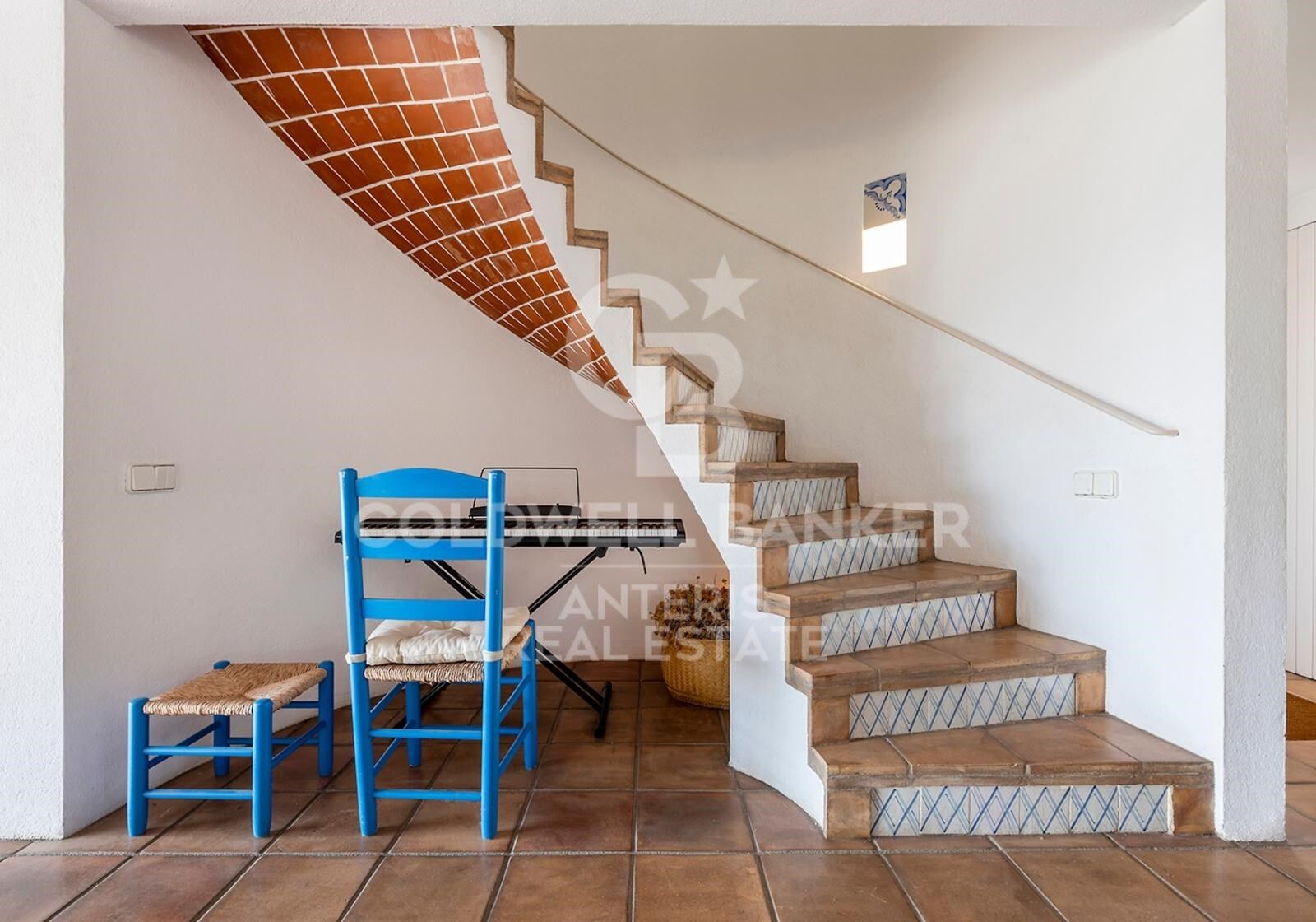 Three detached houses with a tennis court, located less than 100 meters from the beach