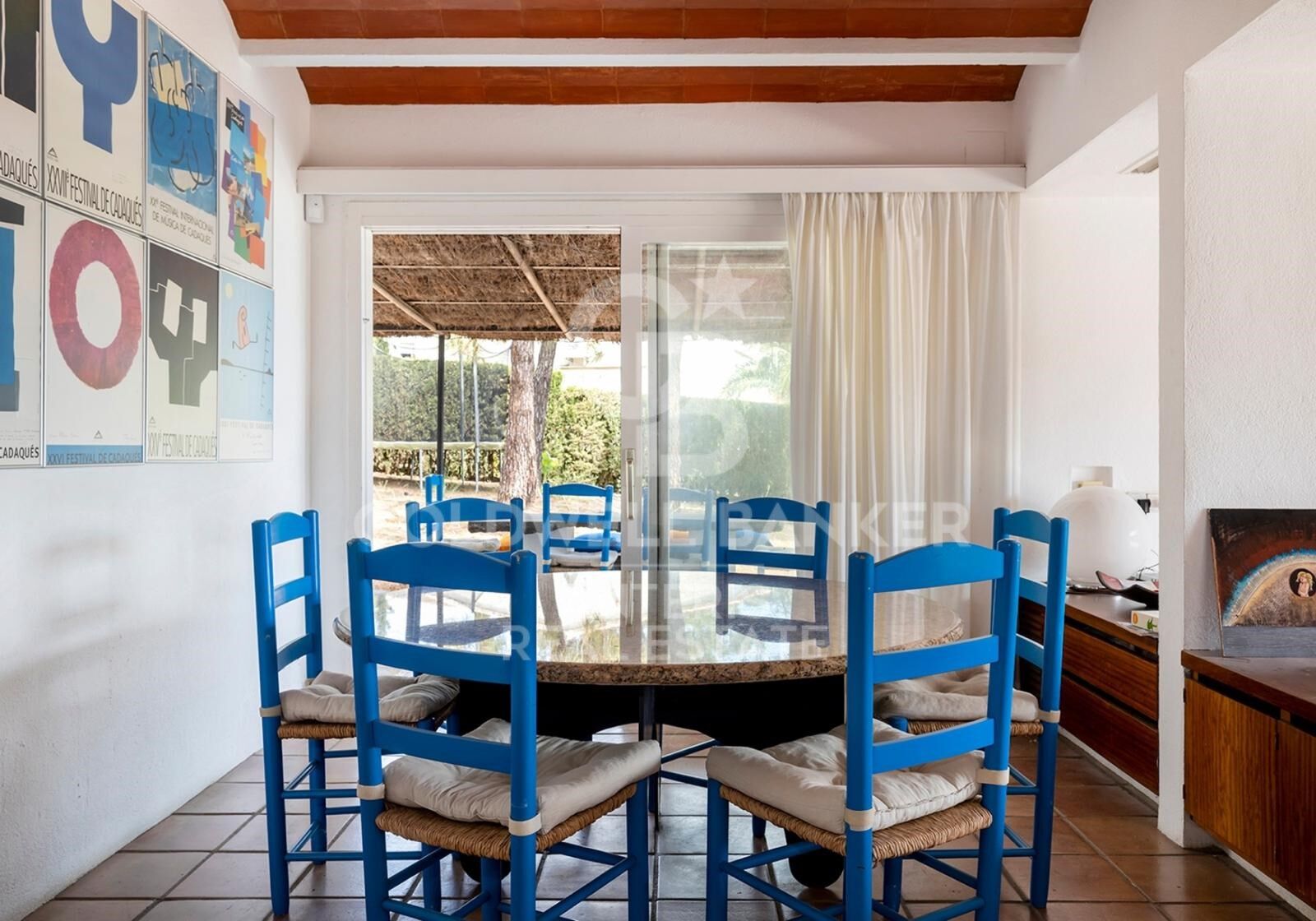 Three detached houses with a tennis court, located less than 100 meters from the beach