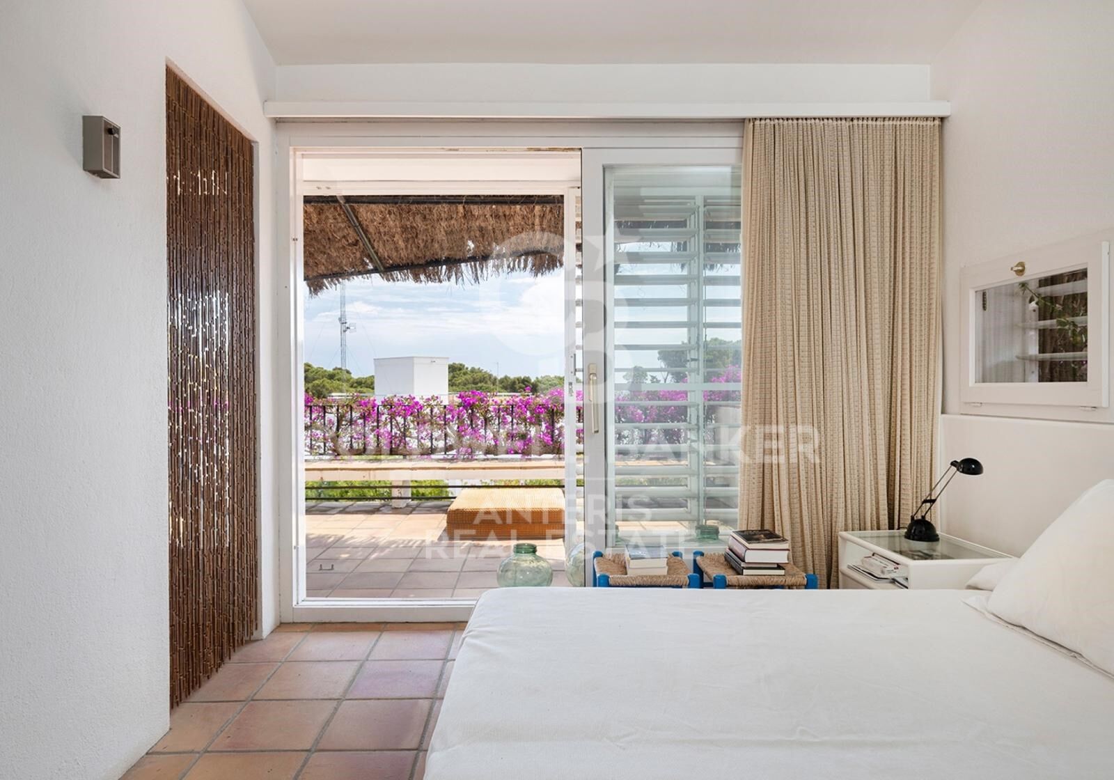 Three detached houses with a tennis court, located less than 100 meters from the beach