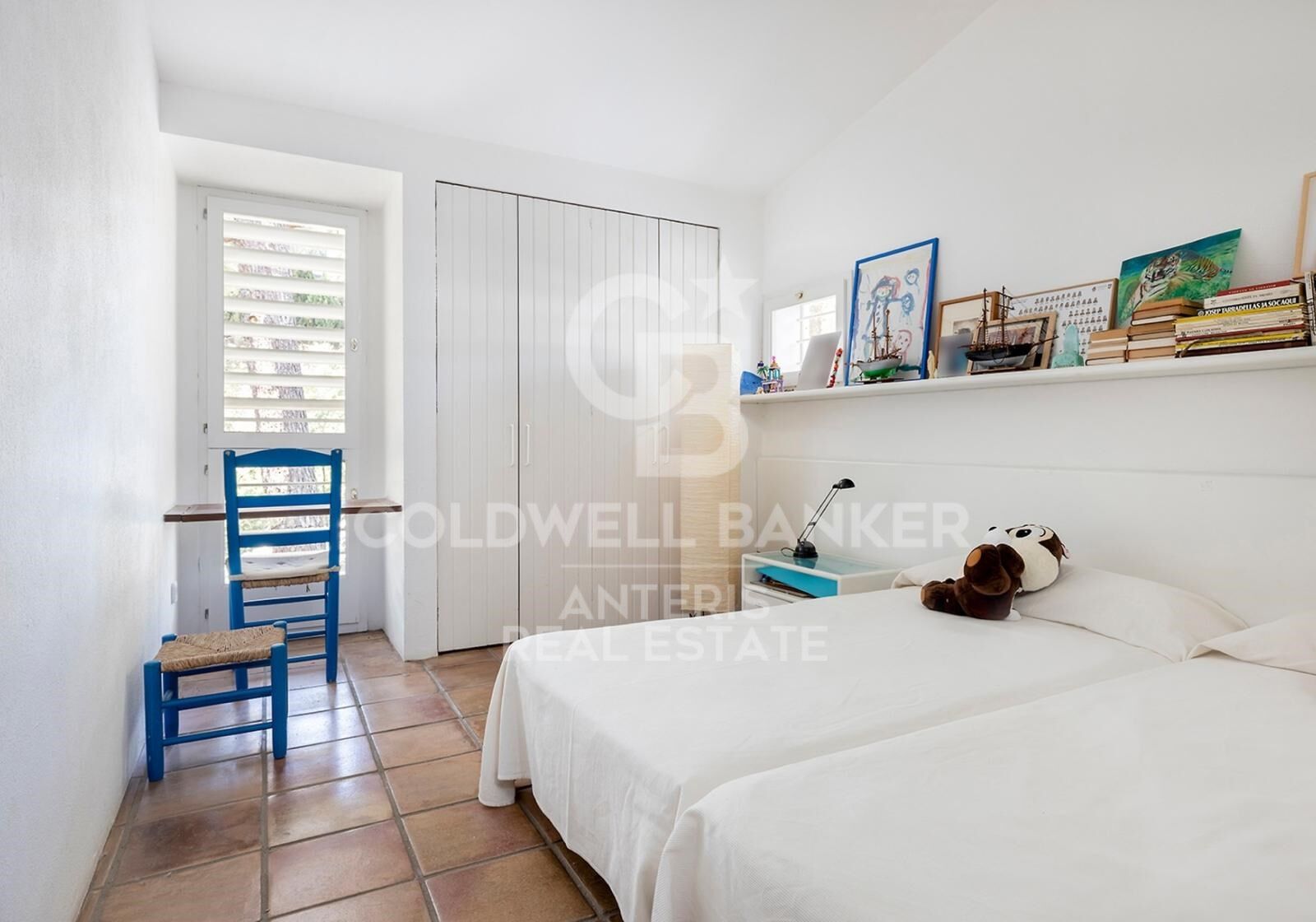 Three detached houses with a tennis court, located less than 100 meters from the beach