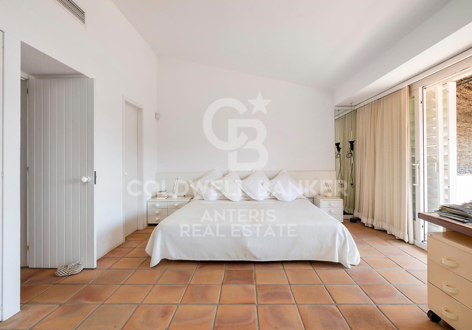 Three detached houses with a tennis court, located less than 100 meters from the beach